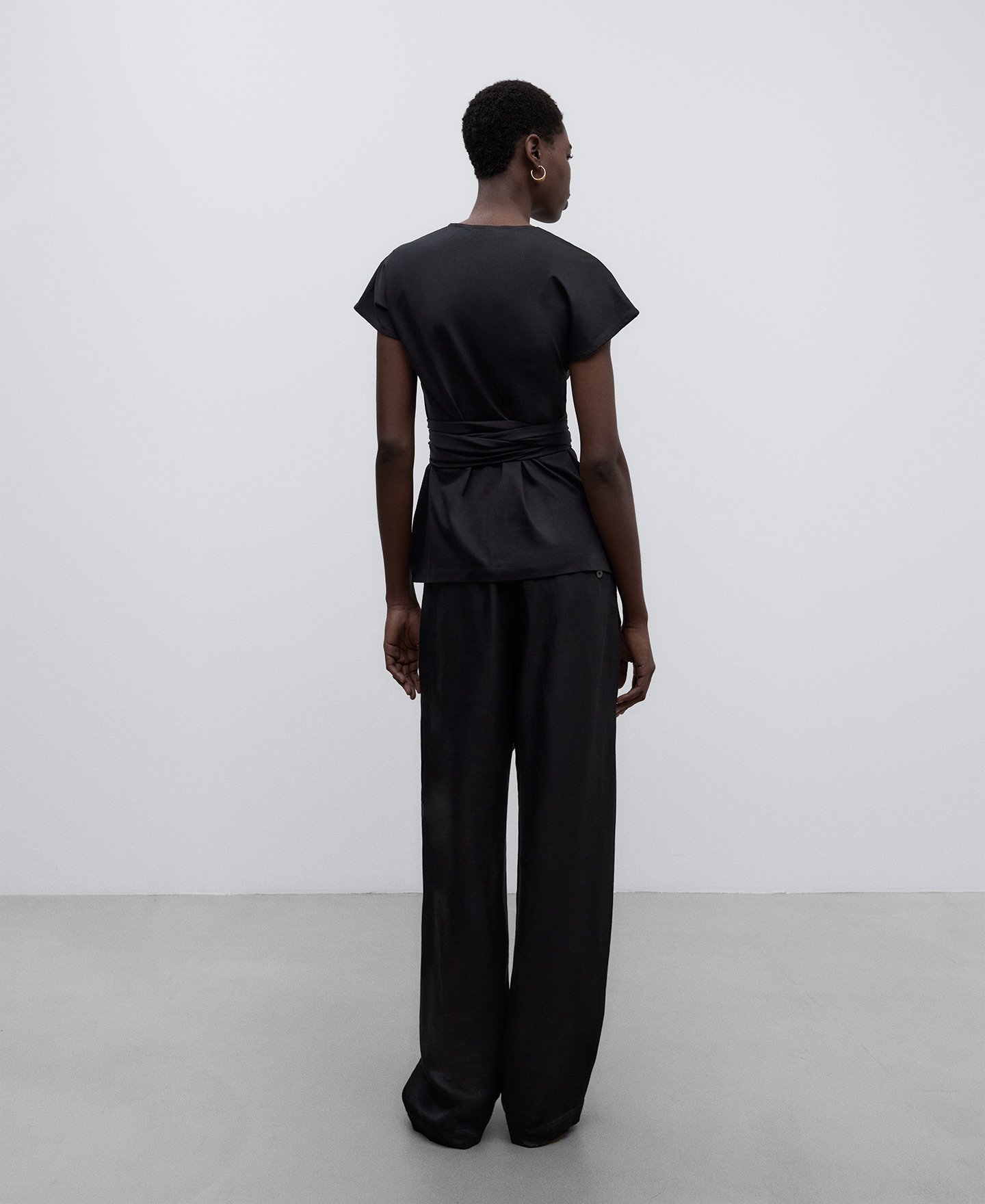 T-shirt with knot at waist woman image number 2