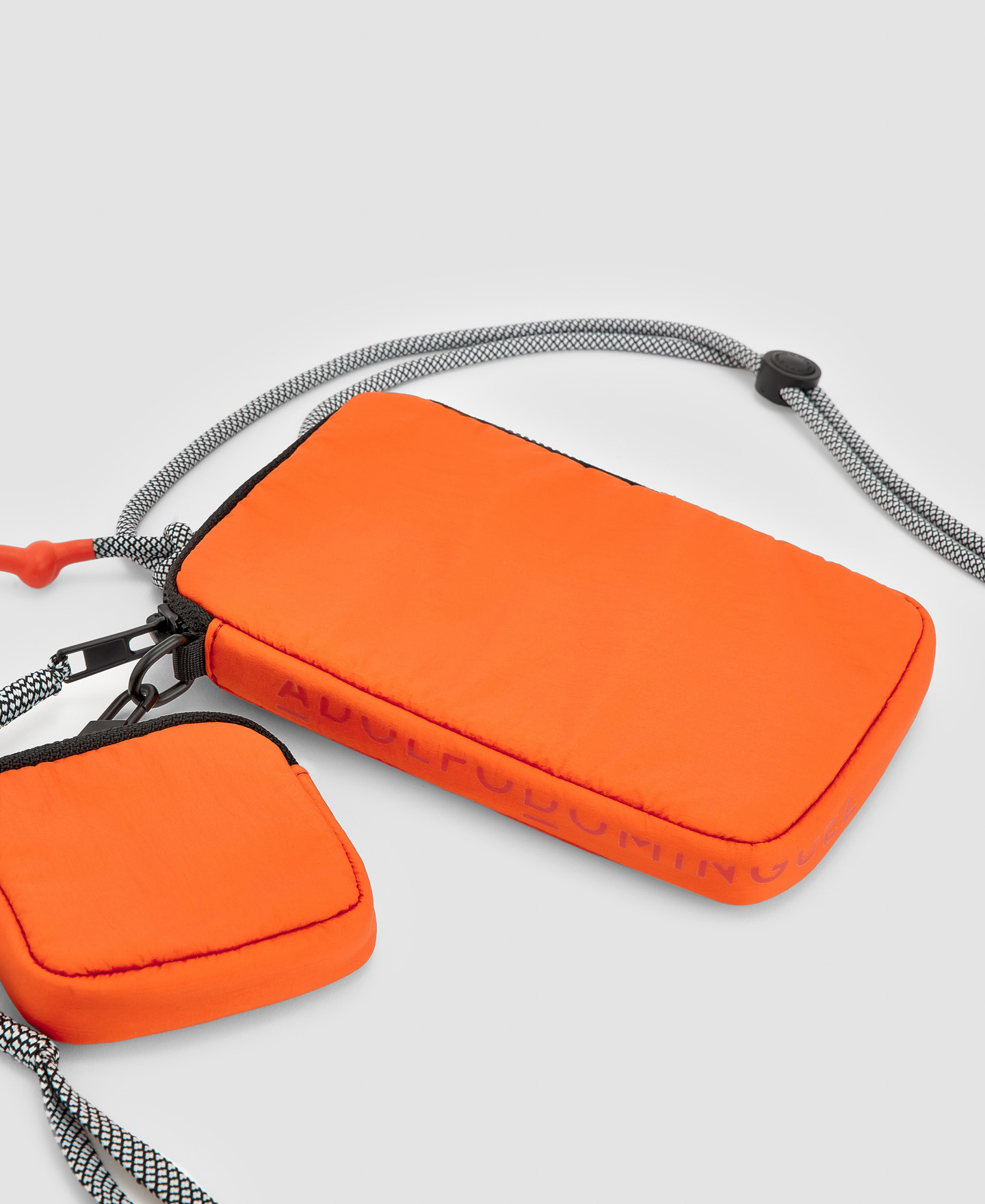 Portamóvil y airpods en nailon image number 1