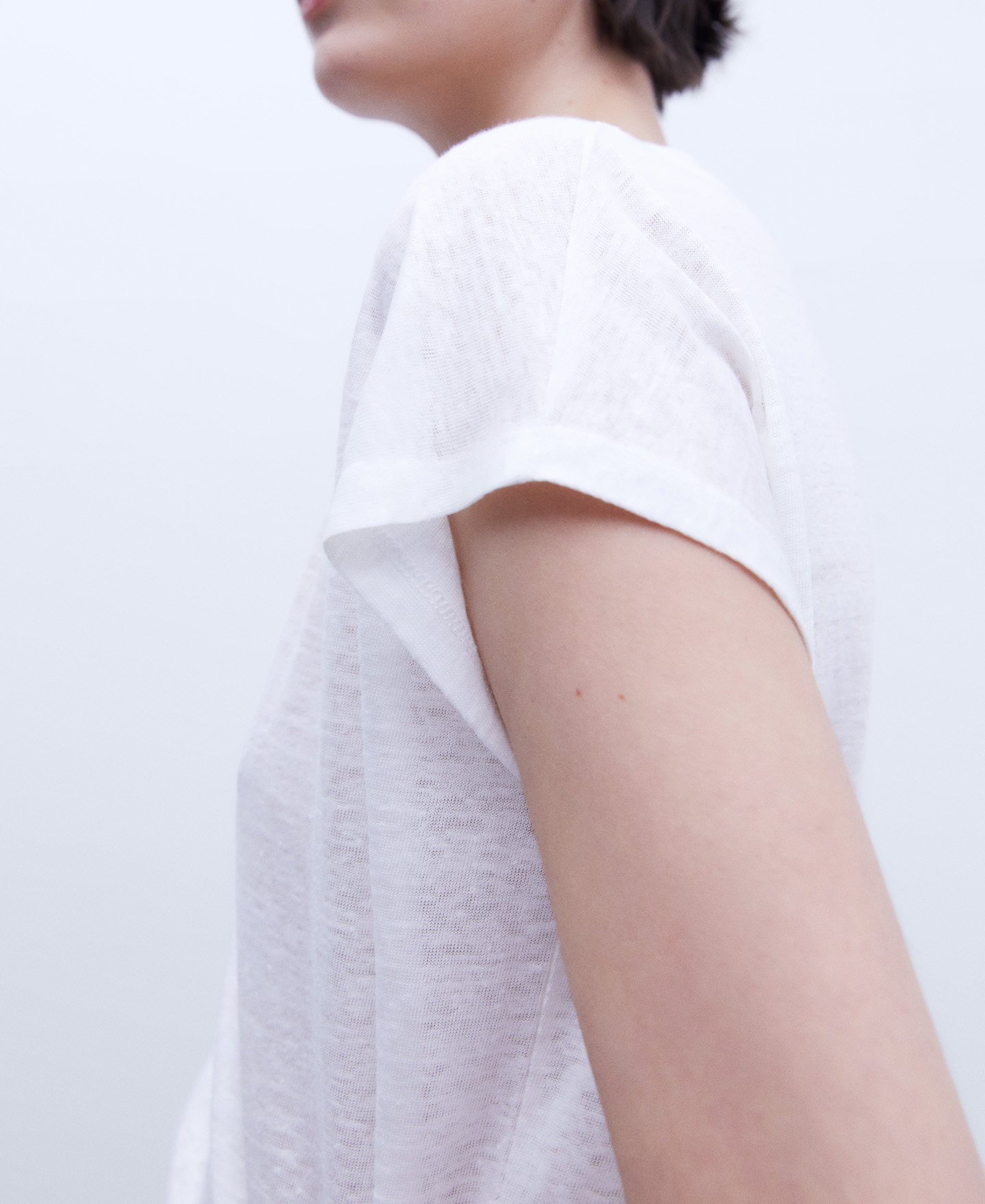 V-neckline linen T-shirt image number 3