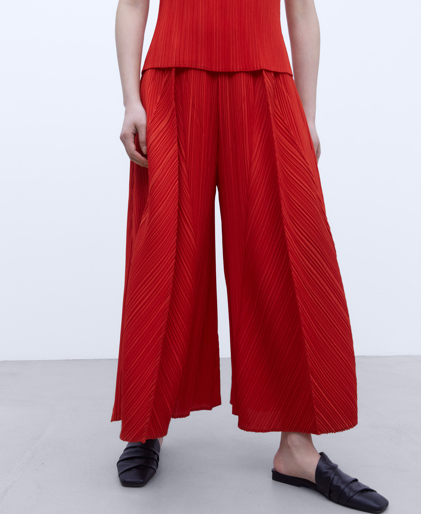 Crinkle loose trousers image number 0