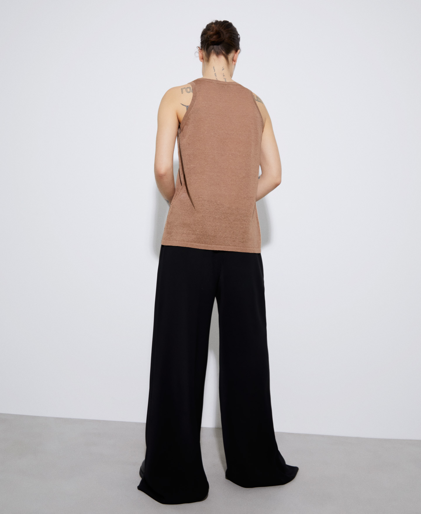 Linen knit halter top image number 2