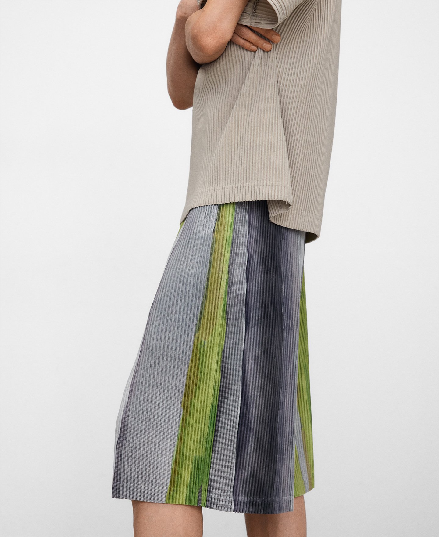 Wide crinkle striped bermuda shorts image number 0