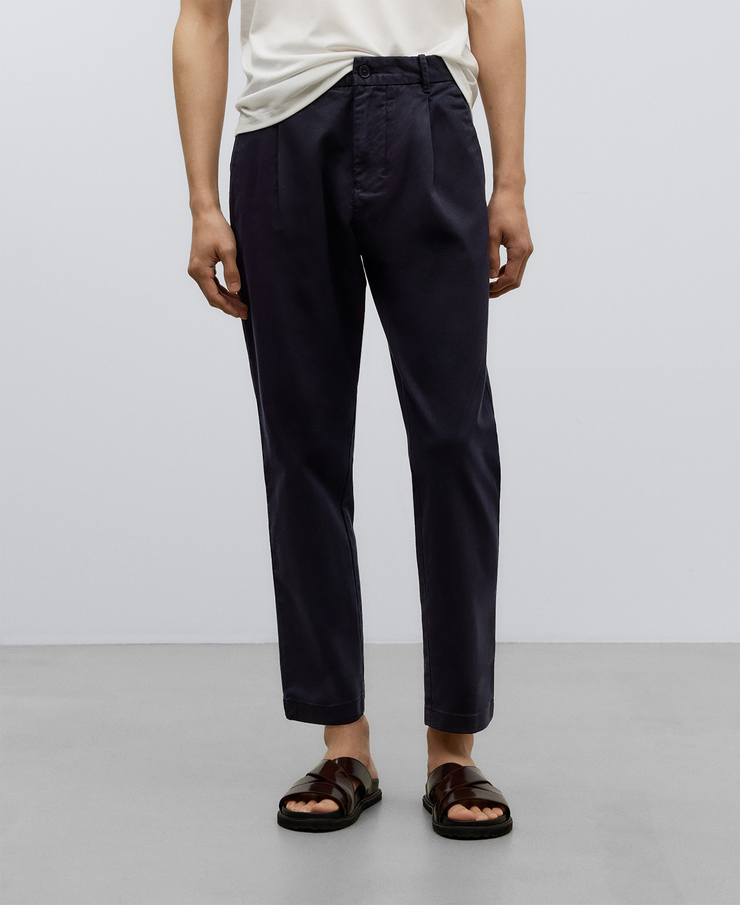 Pantalon chino ample avec des pinces image number 0