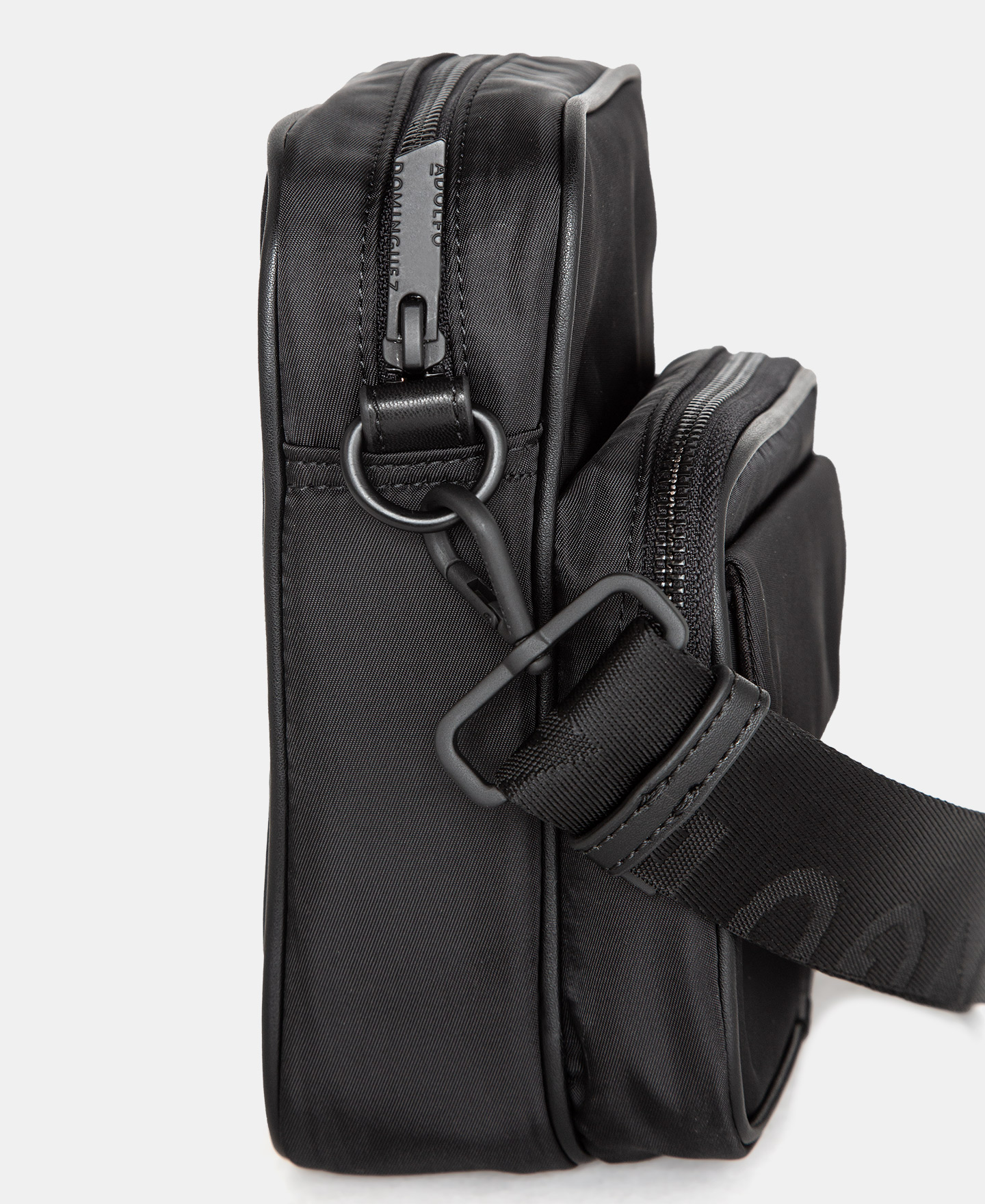 Bolso pequeño negro en nailon image number 1