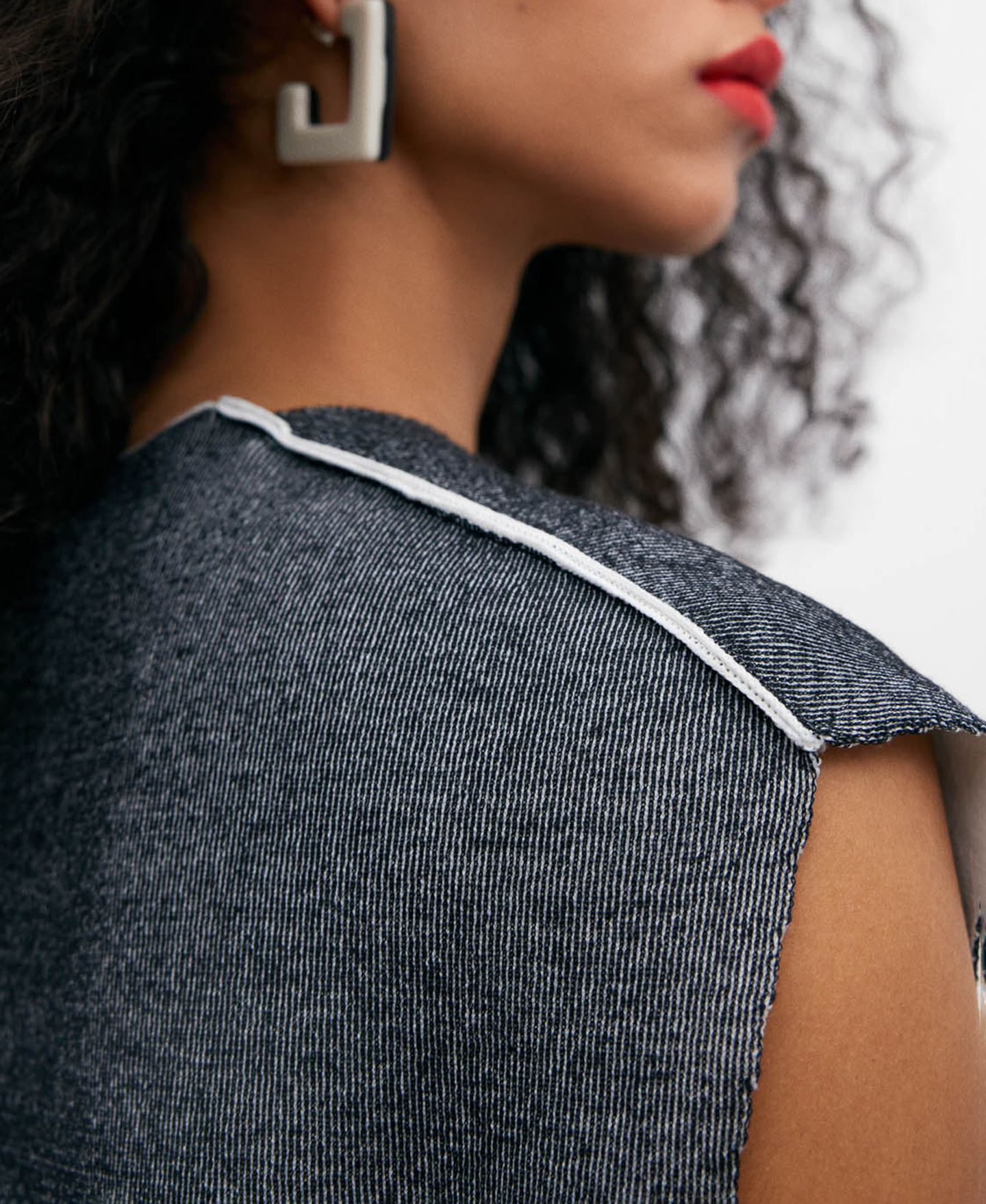 Two-tone knitted waistcoat woman image number 3