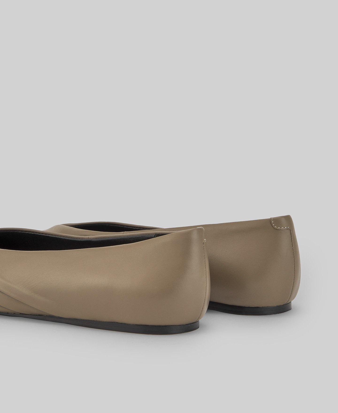 Leather ballet flats with pleats woman image number 2