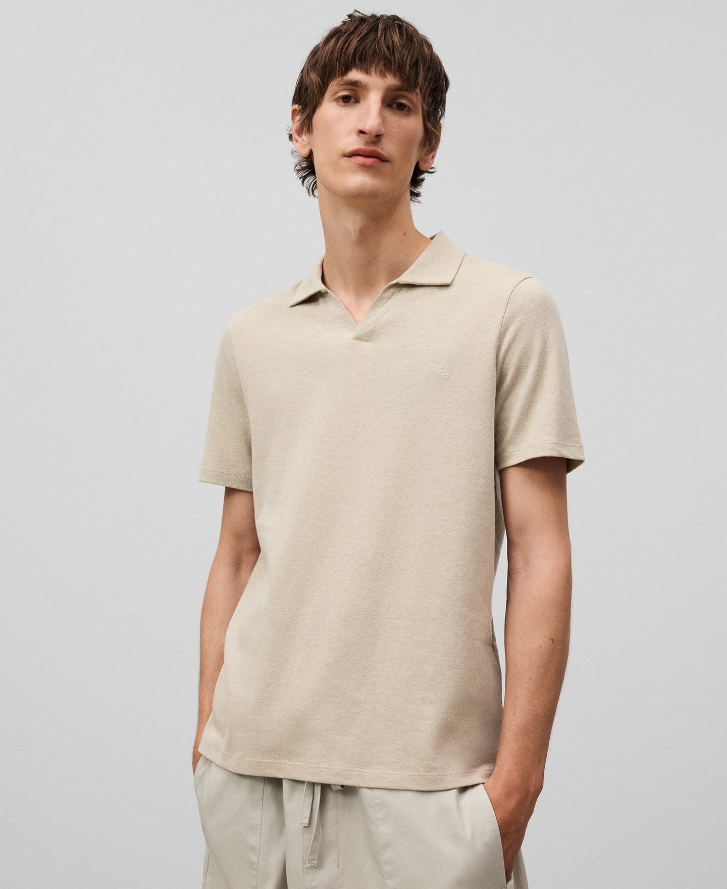 European linen blend V-neck polo man image number 0