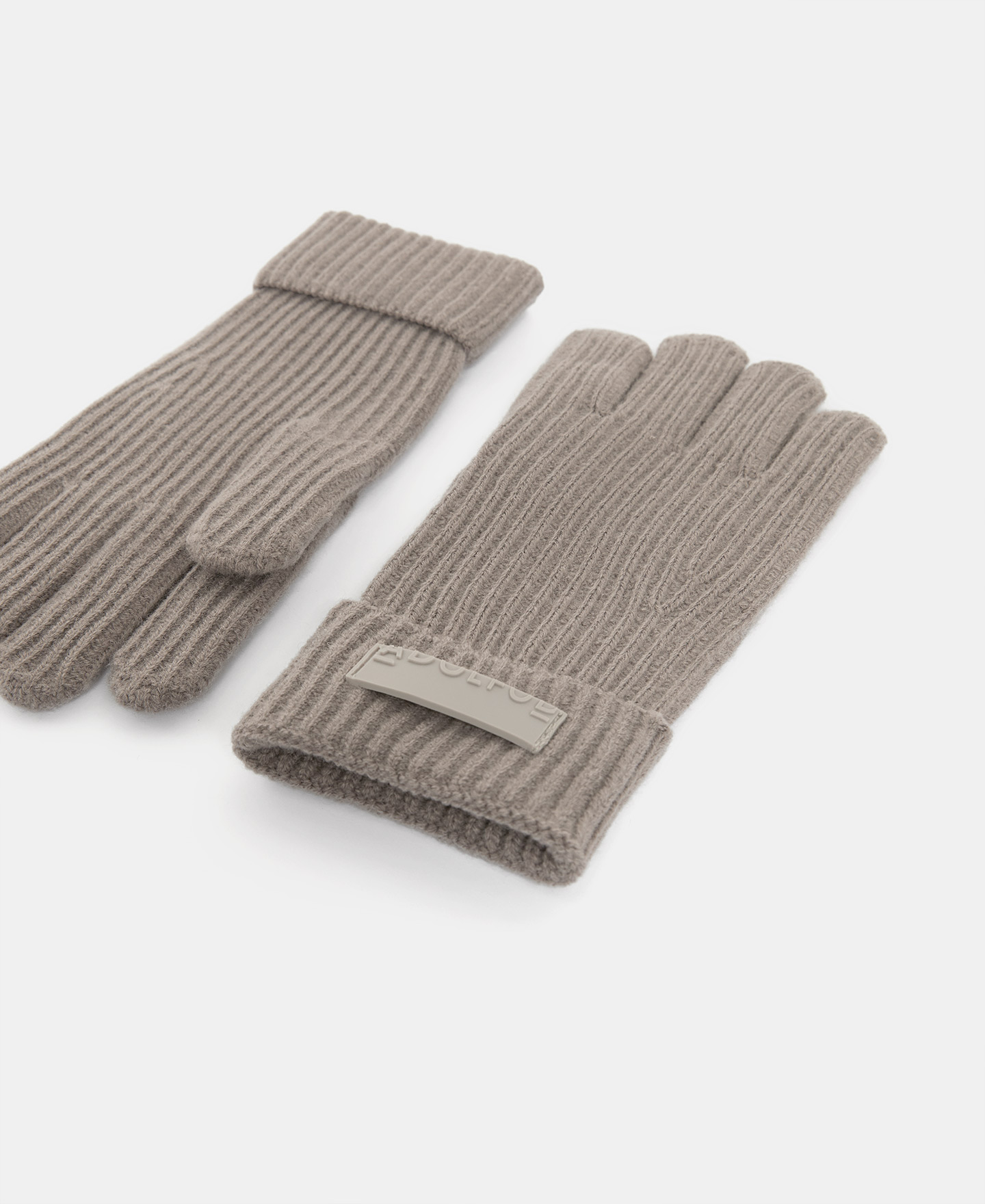 Knitted gloves image number 1