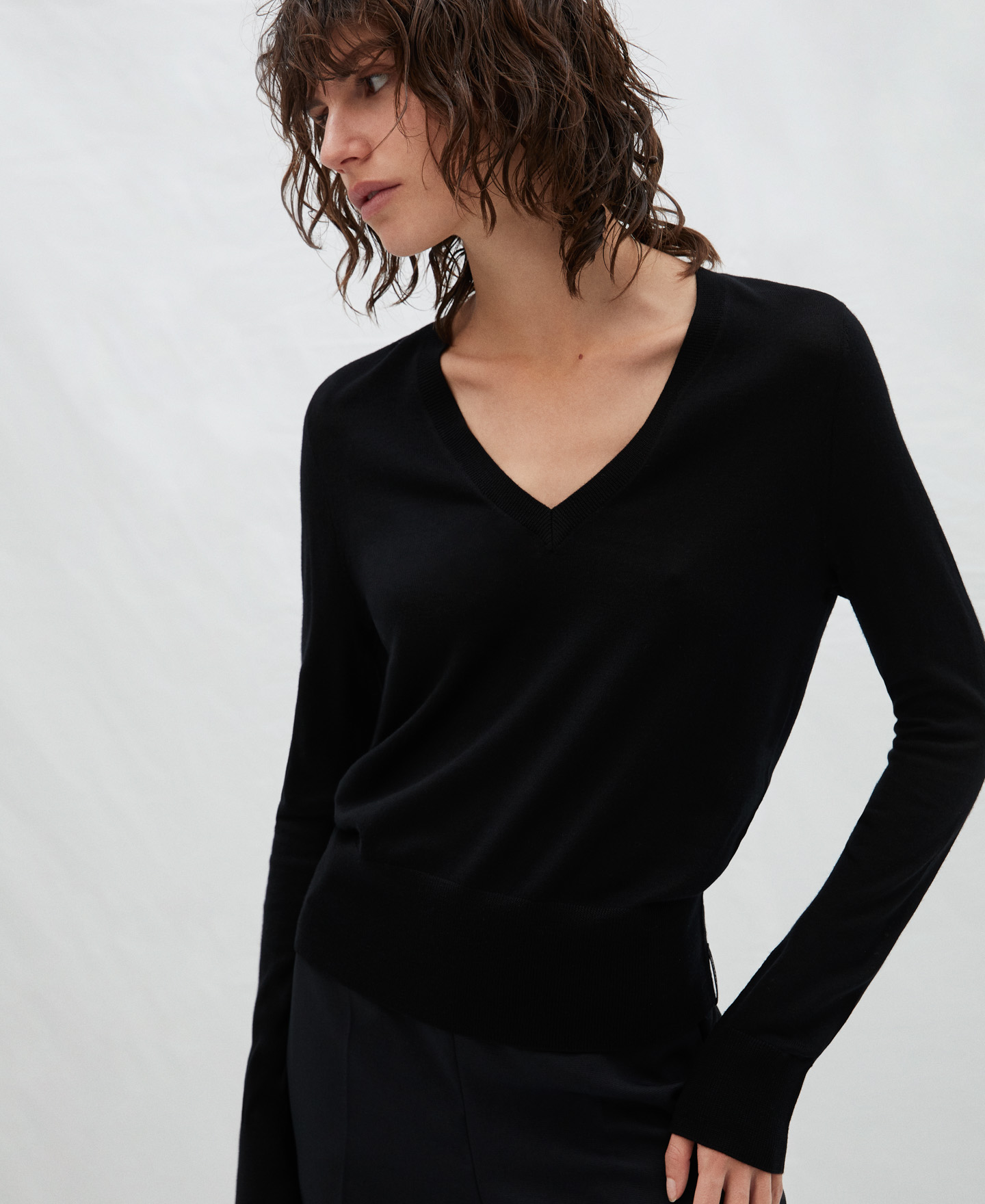 Jersey escote pico en lana merino image number 0