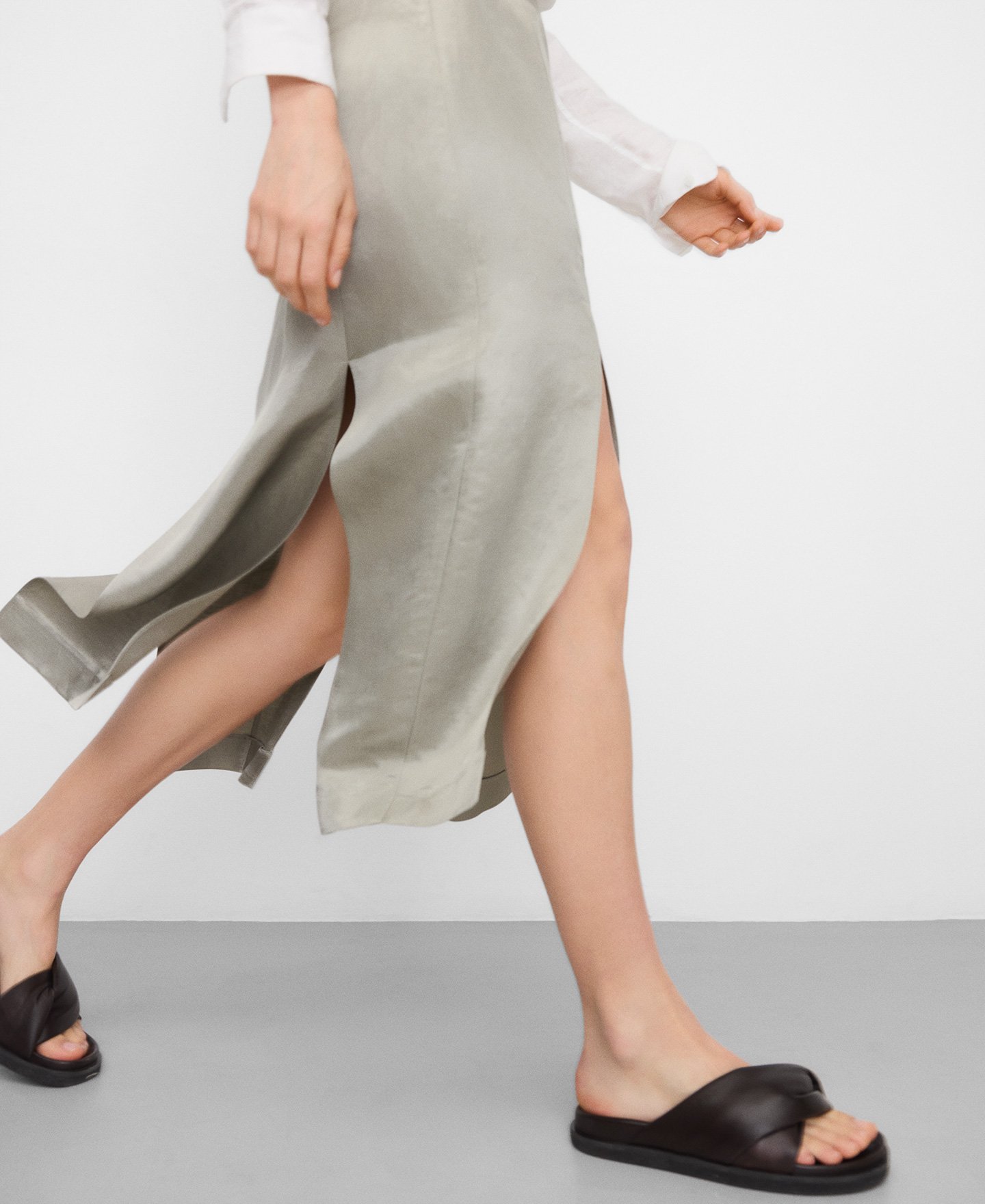 Falda midi satinada aberturas image number 3