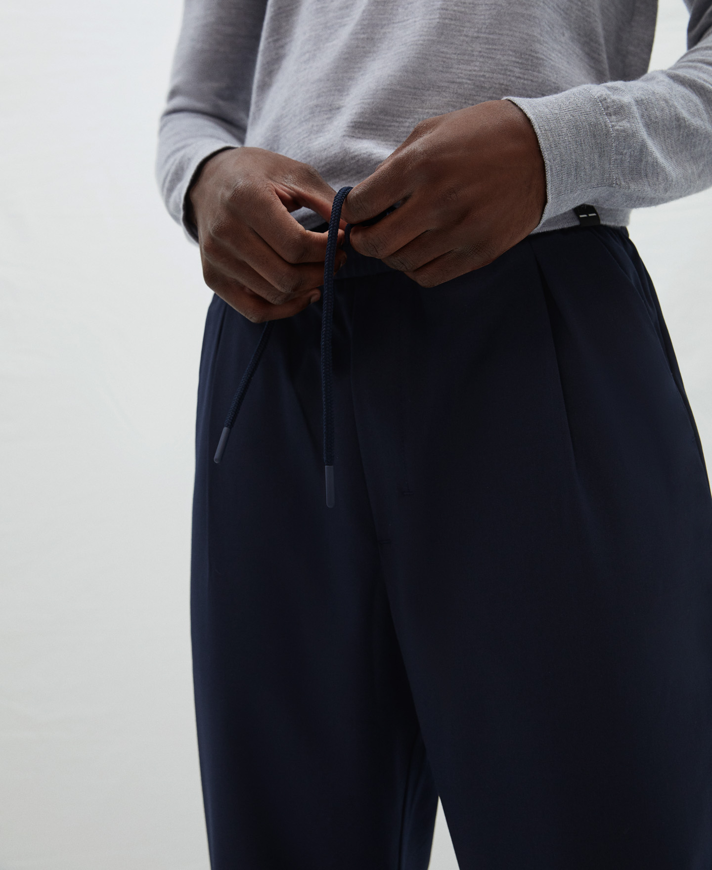 Carrot silhouette pleated trousers image number 3