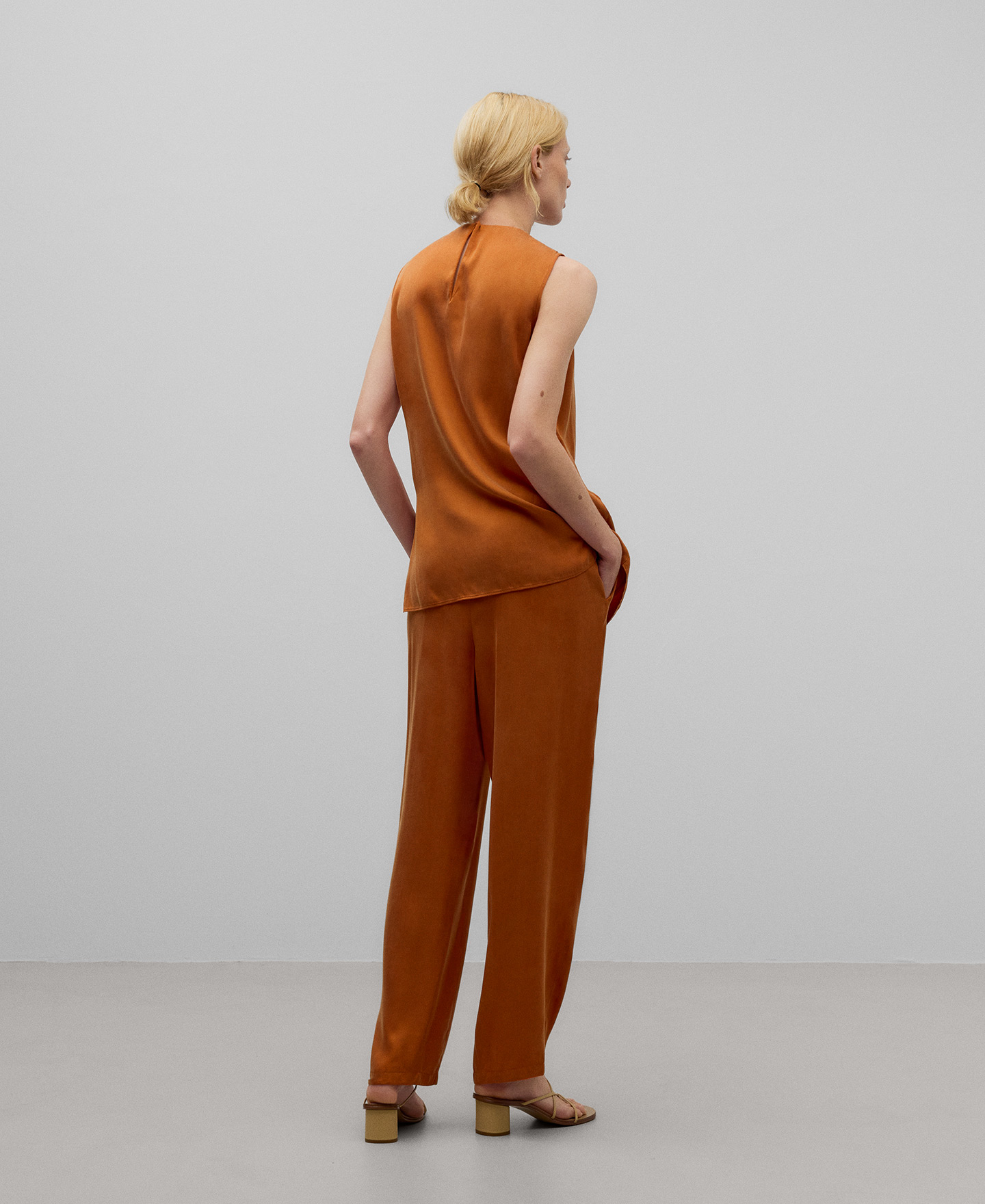 Double front orange top woman image number 2