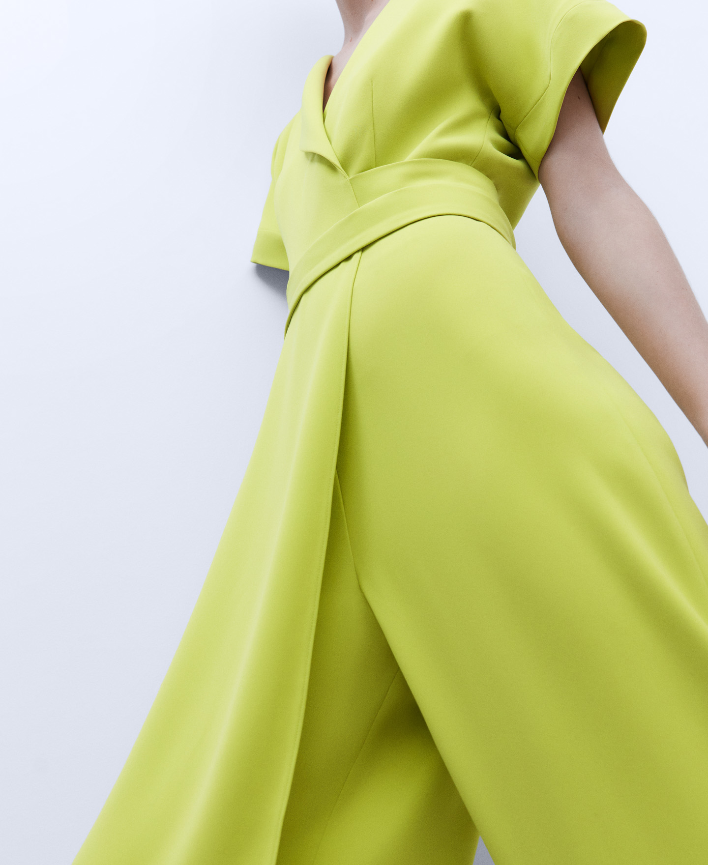 V-neckline monochromatic jumpsuit image number 3