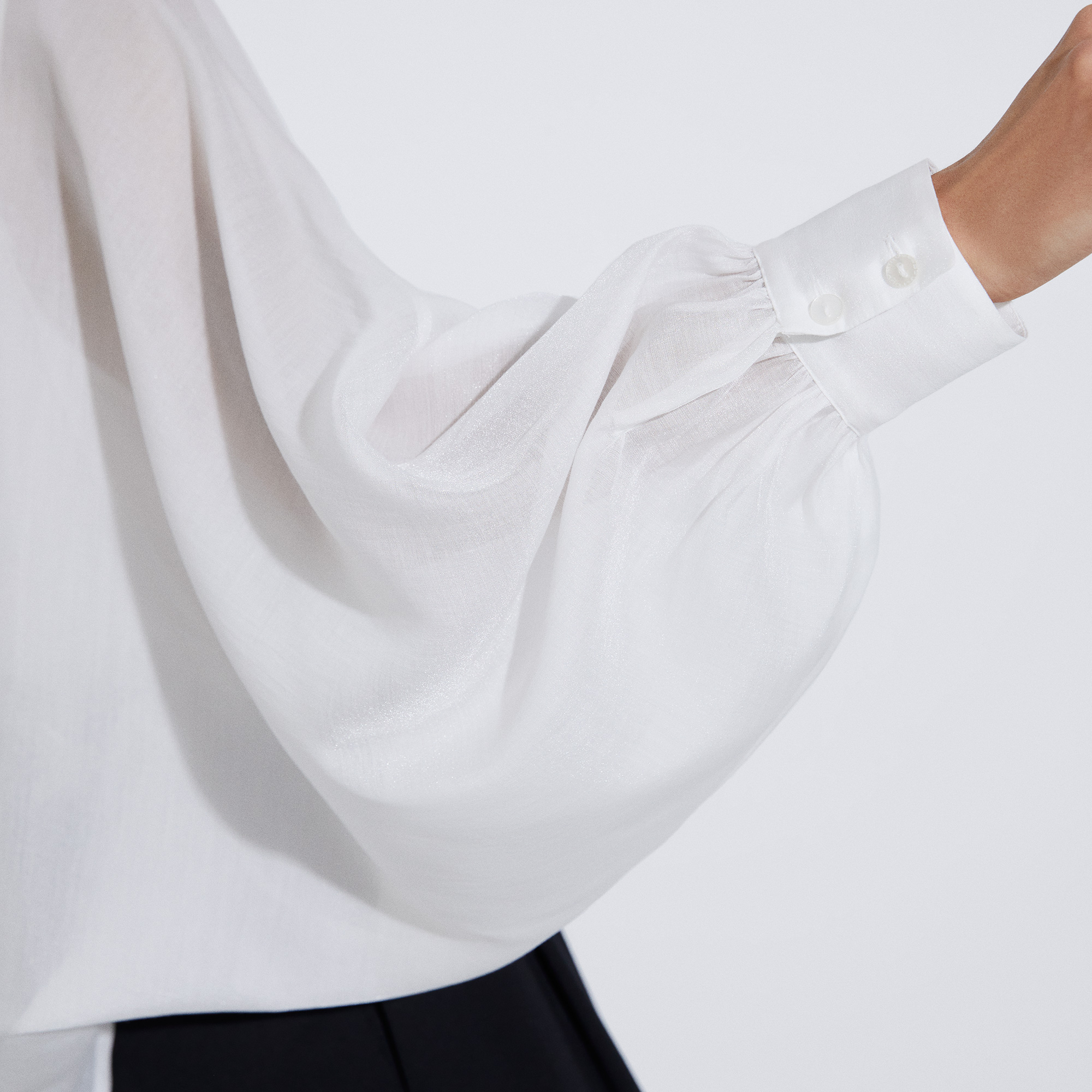 Camisa amplia con mangas abullonadas image number 3