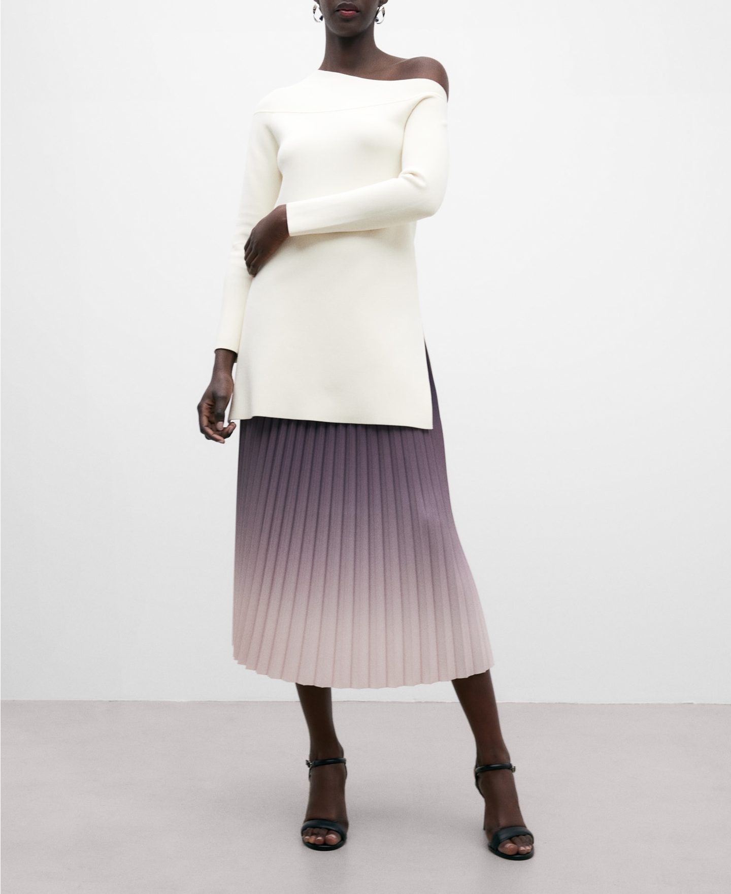 Long pleated skirt woman image number 1