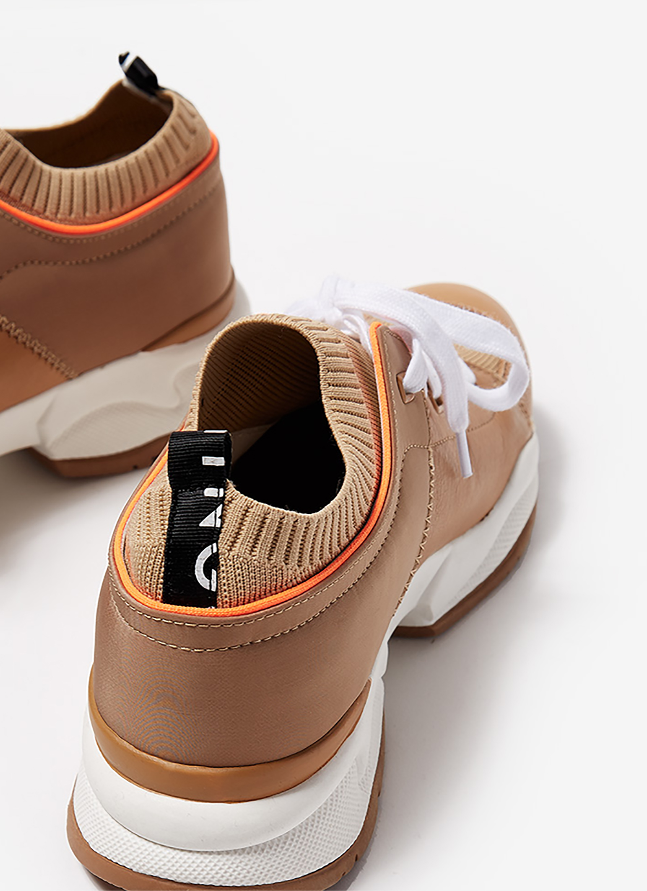 Sneakers with neon details image number 2