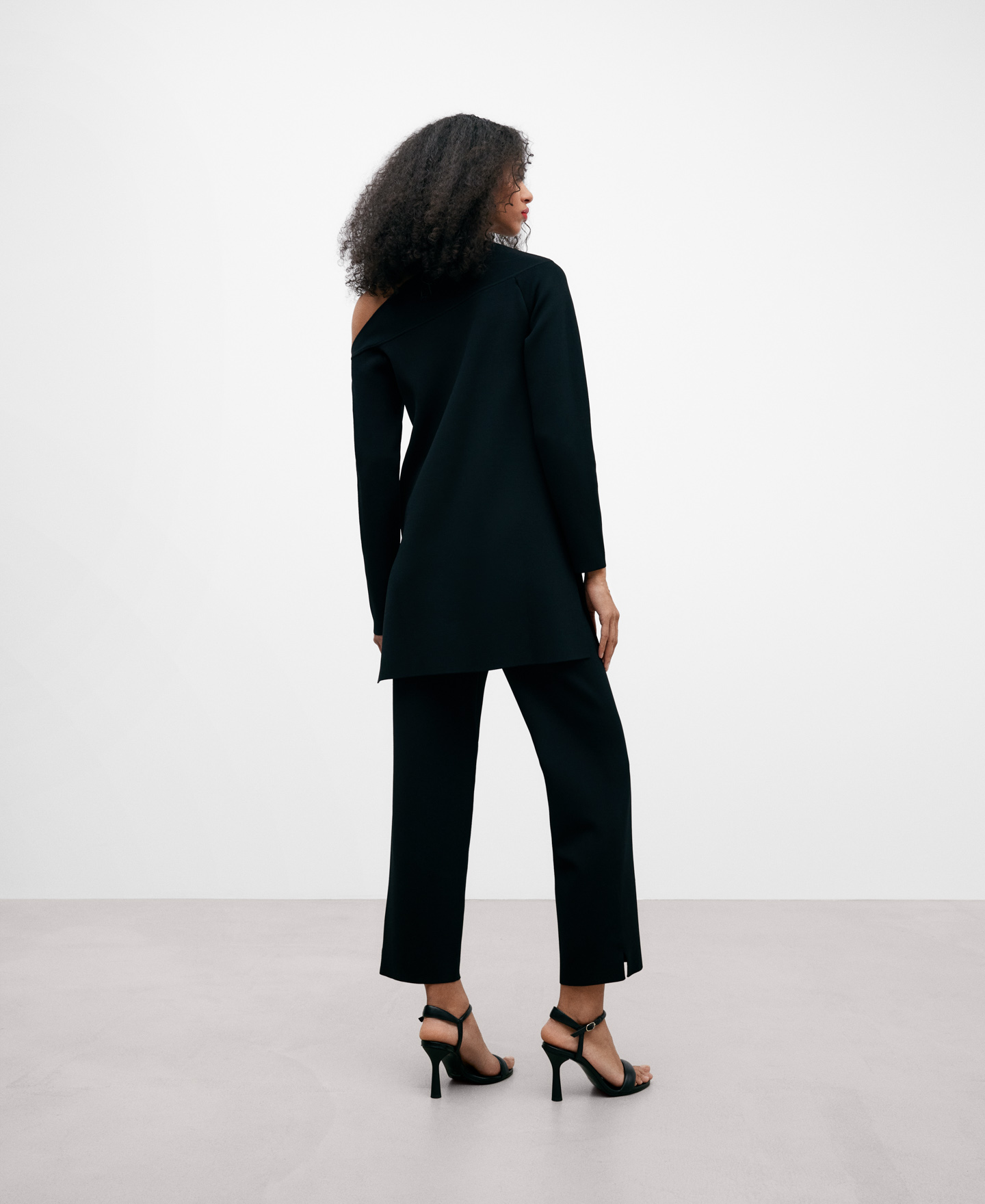 Black knitted trousers woman image number 2