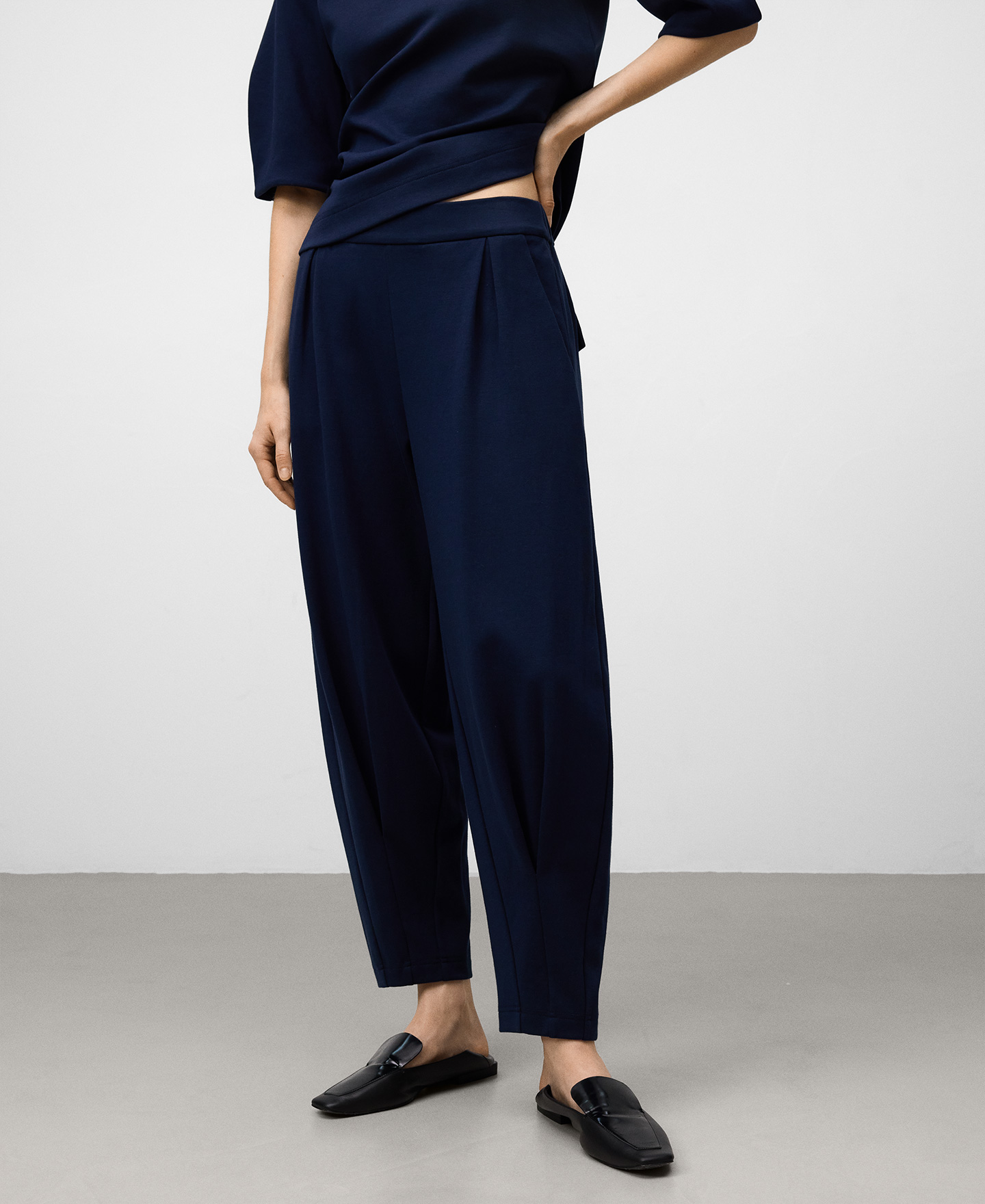 Pantalón jogger pierna redondeada mujer image number 0