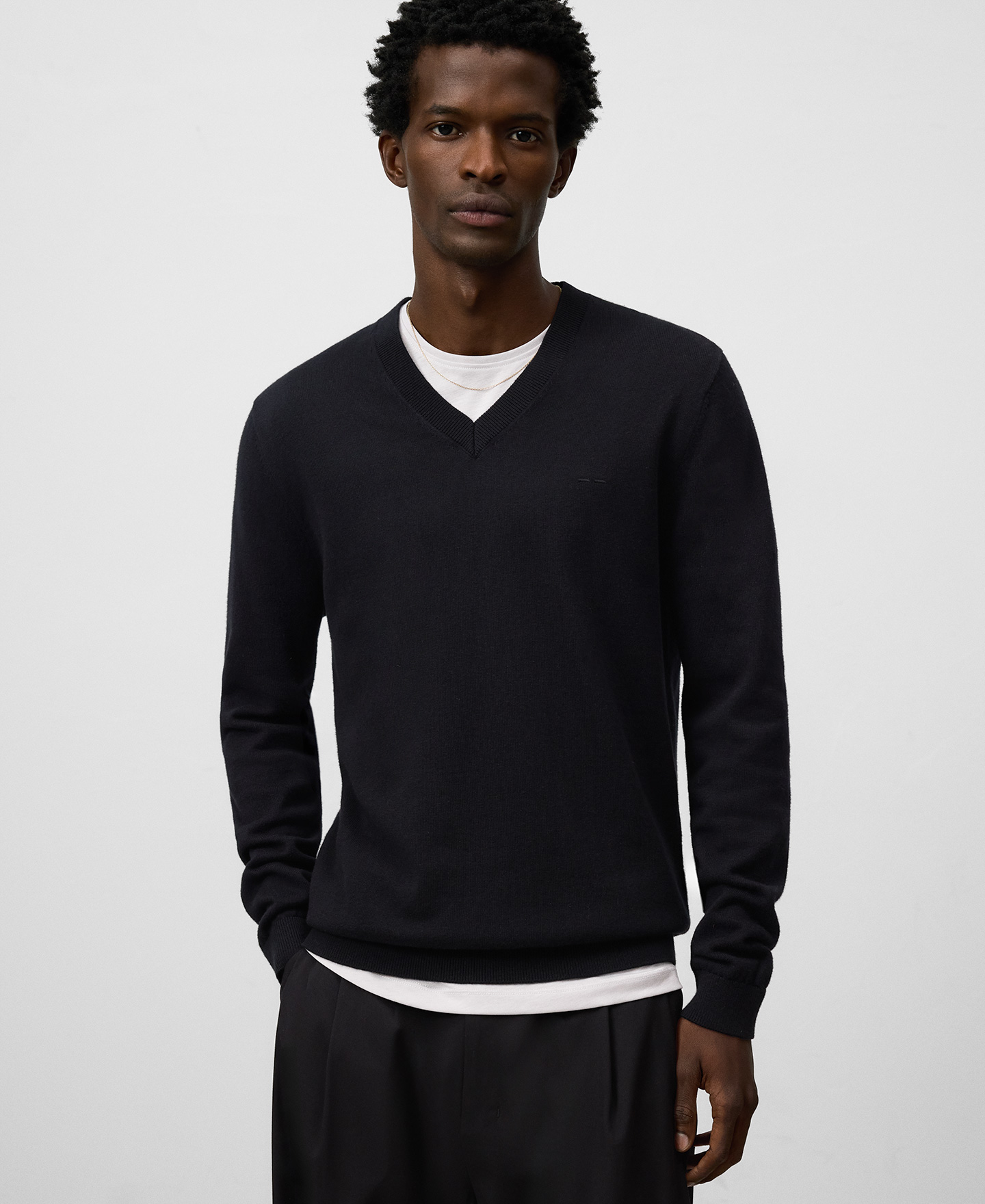 Pull à col en V coupe classique pour homme image number 0