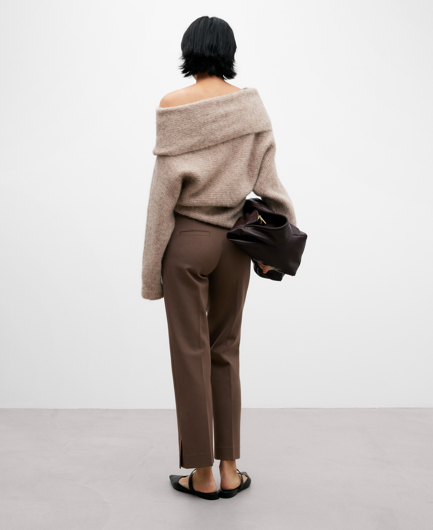 Ankle-length slim fit trousers for women image number 2