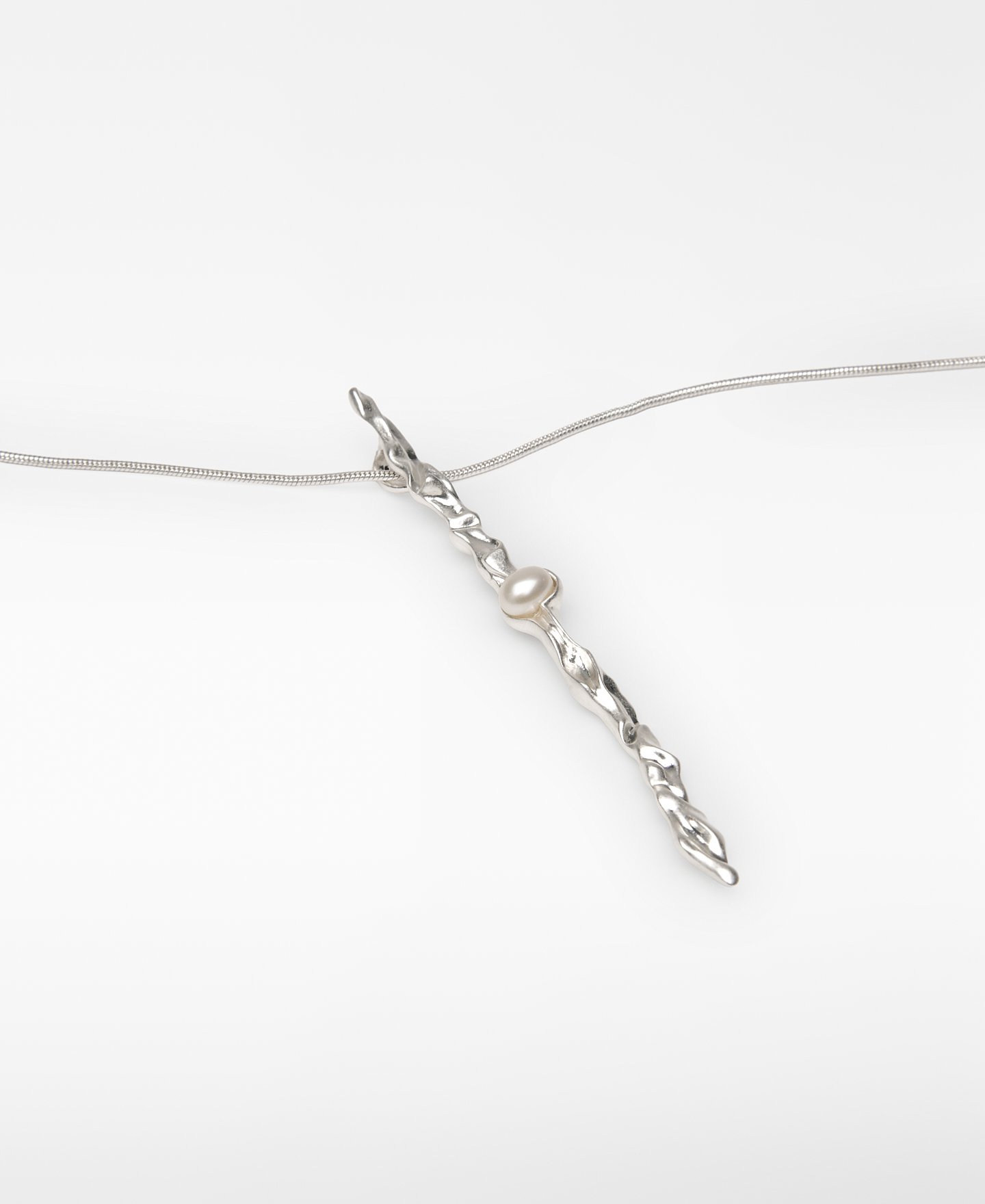 Metal piece necklace with pearl woman image number 1