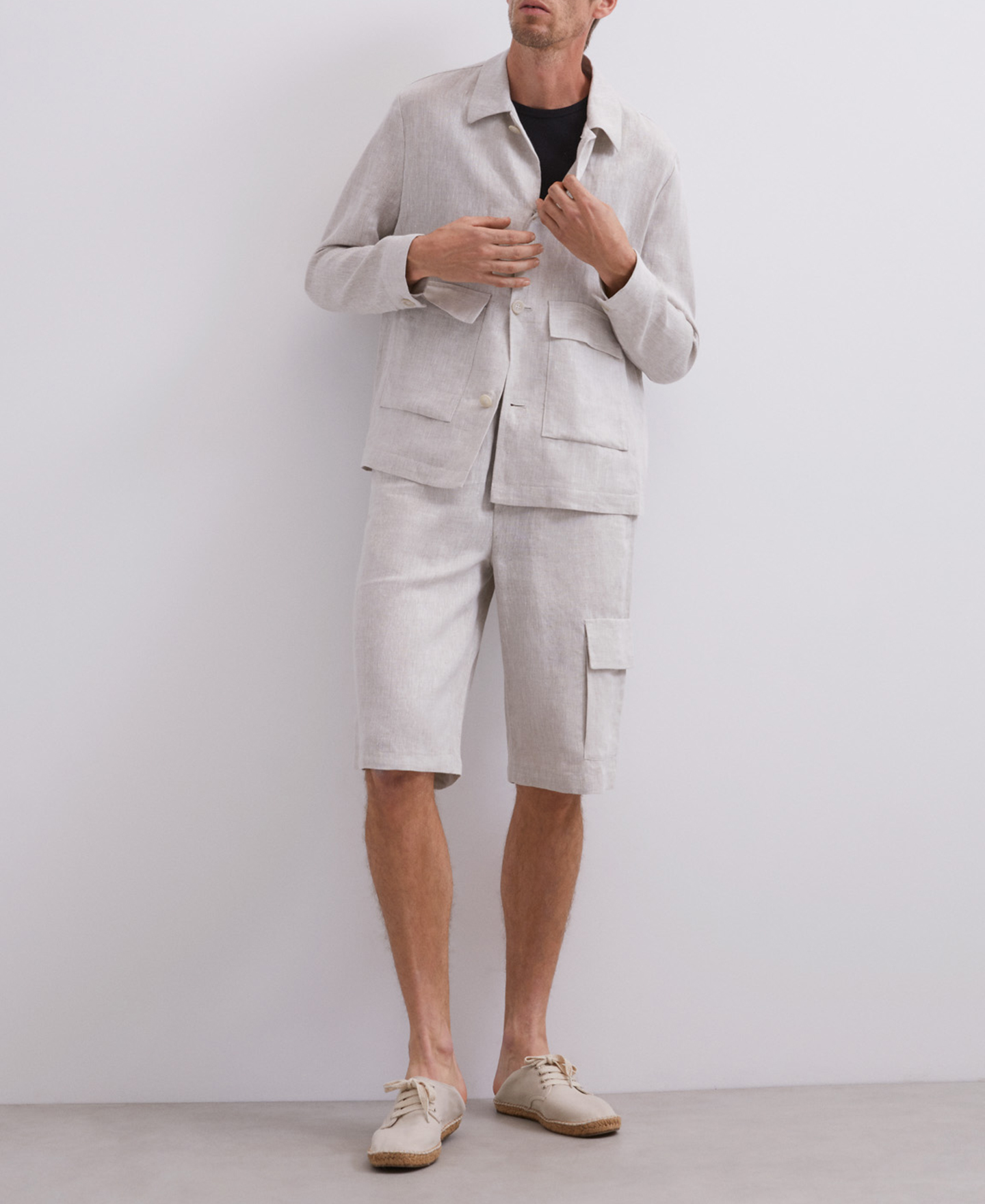 Five-pocket linen bermuda shorts image number 0