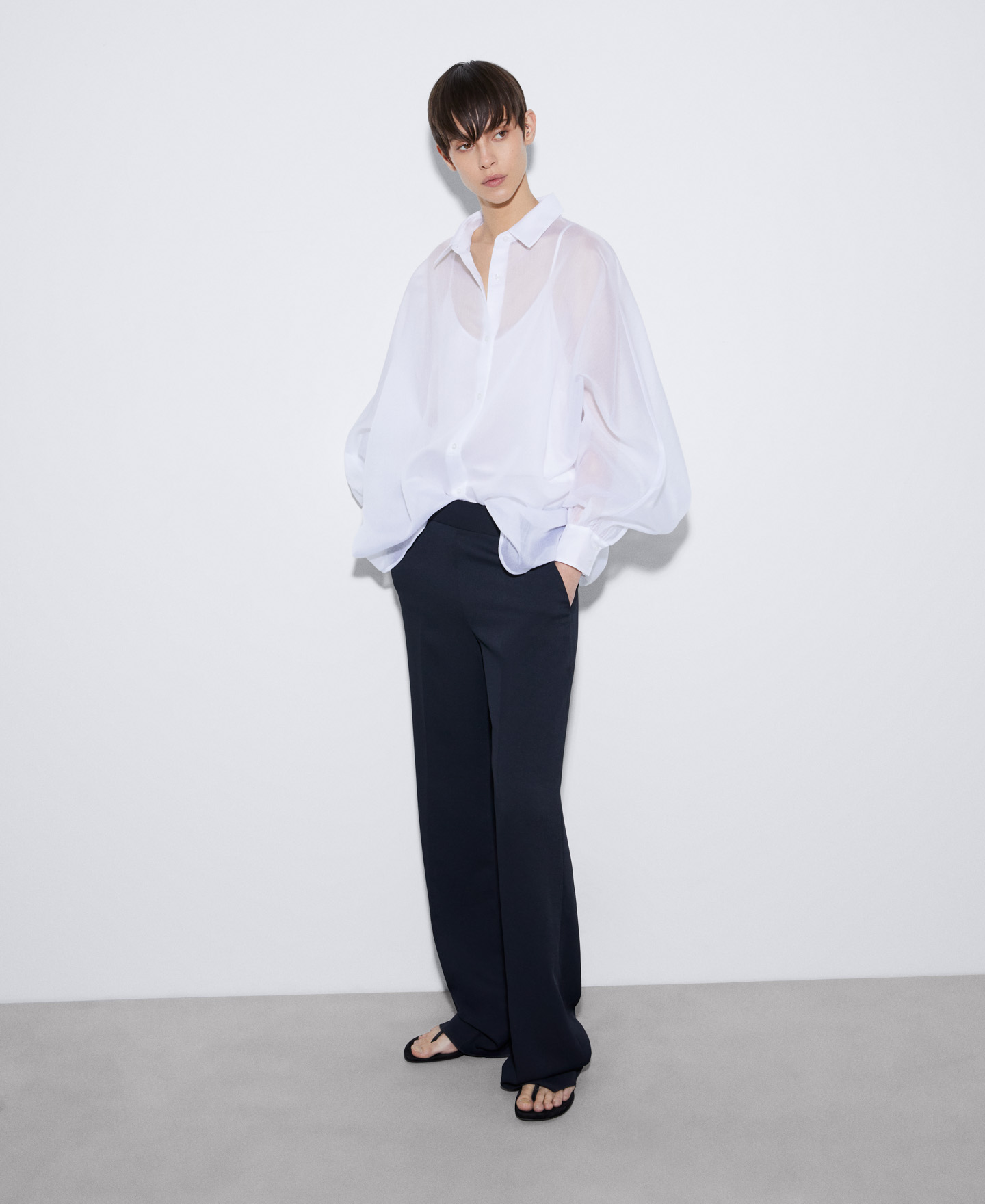 Wide shirt with puffed sleeves image number 1