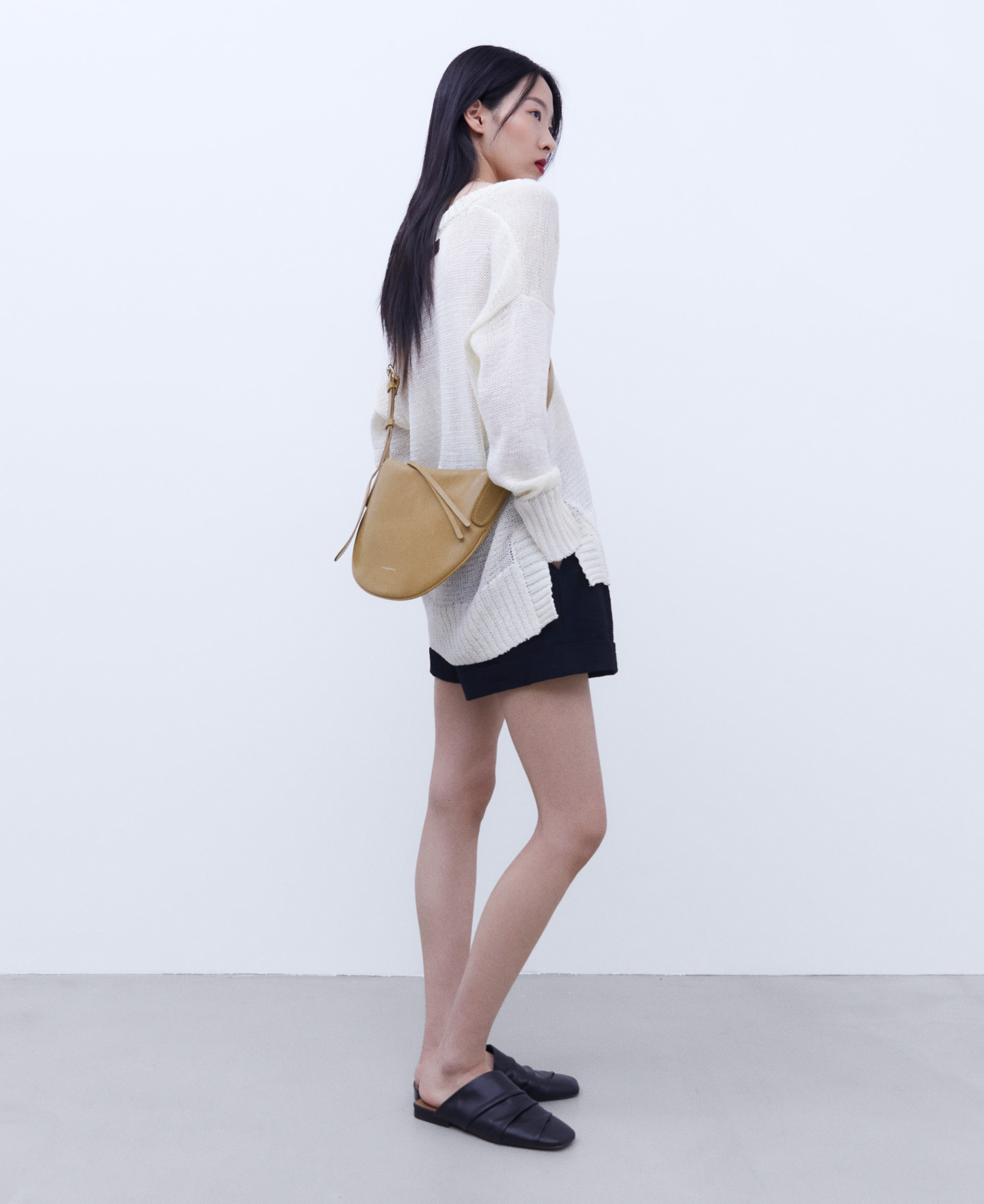 Medium responsible leather hobo bag image number 4