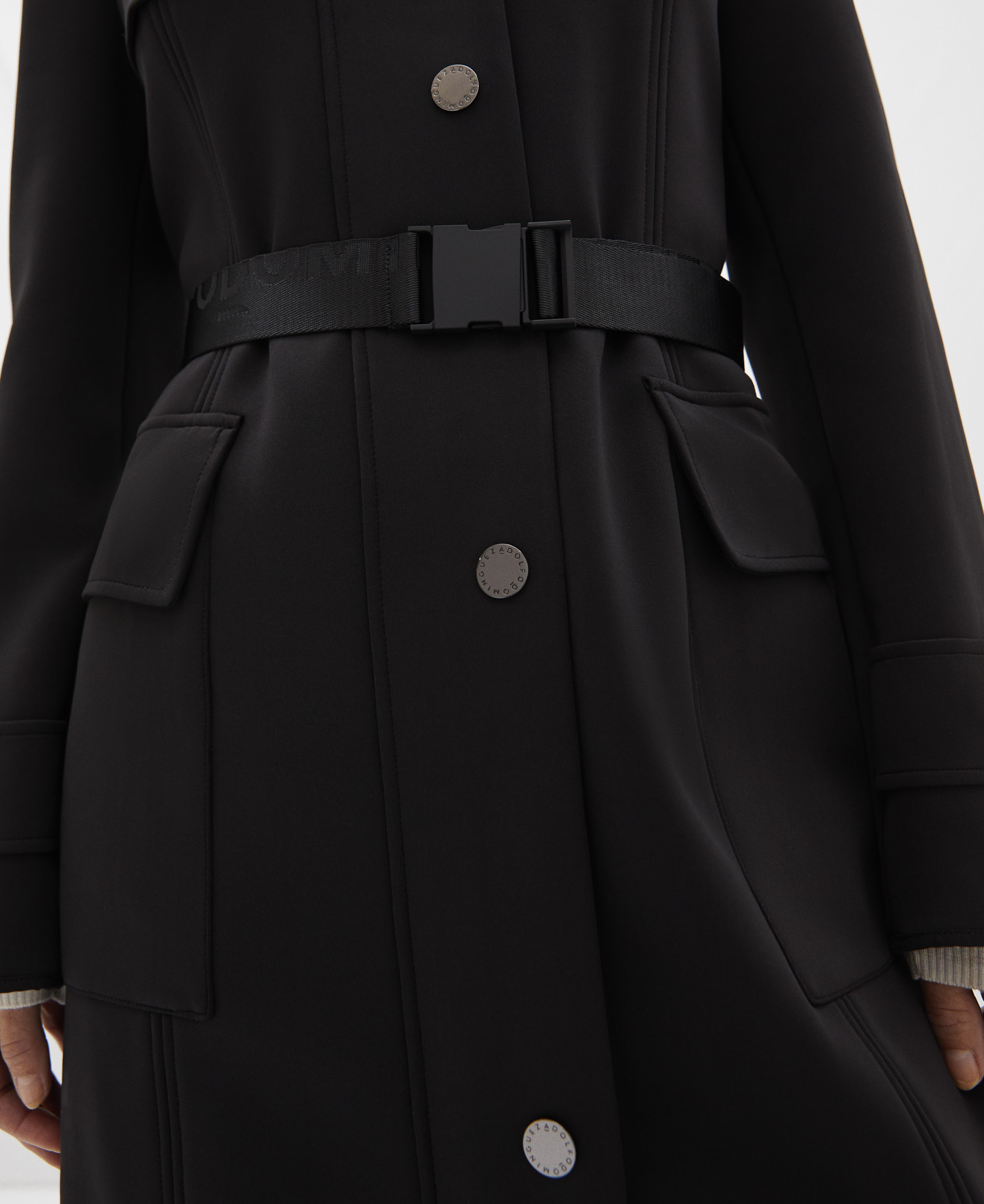 Gabardina con capucha en neopreno image number 3