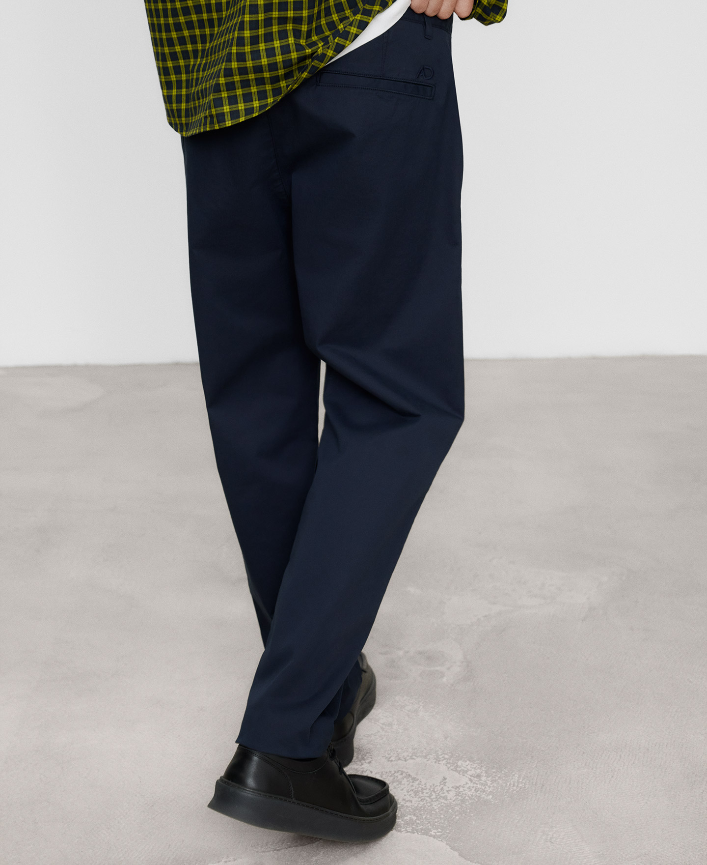 Pantalon new chino pliss&eacute; en coton biologique image number 2