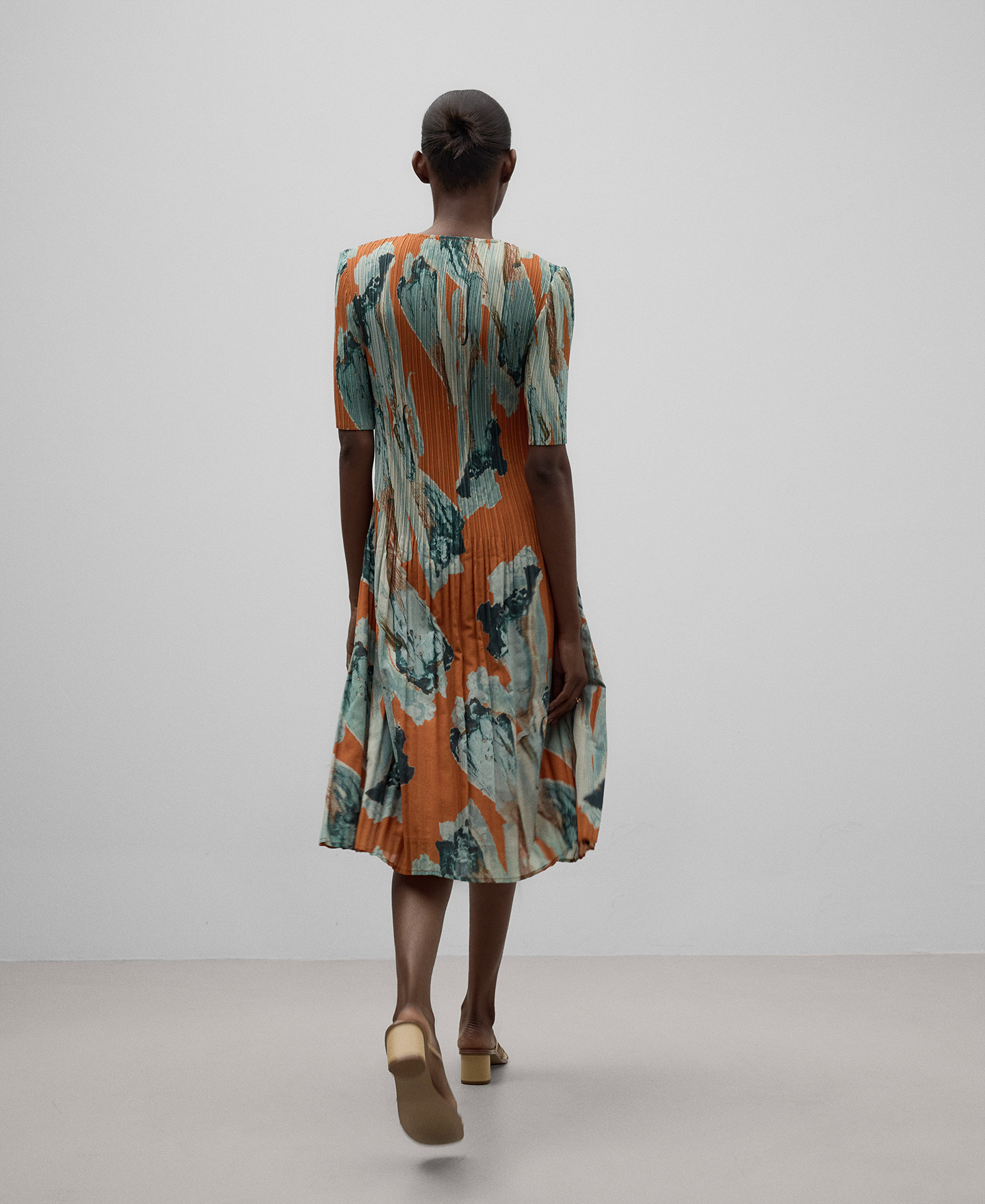 Vestido crinkle estampado mujer image number 2