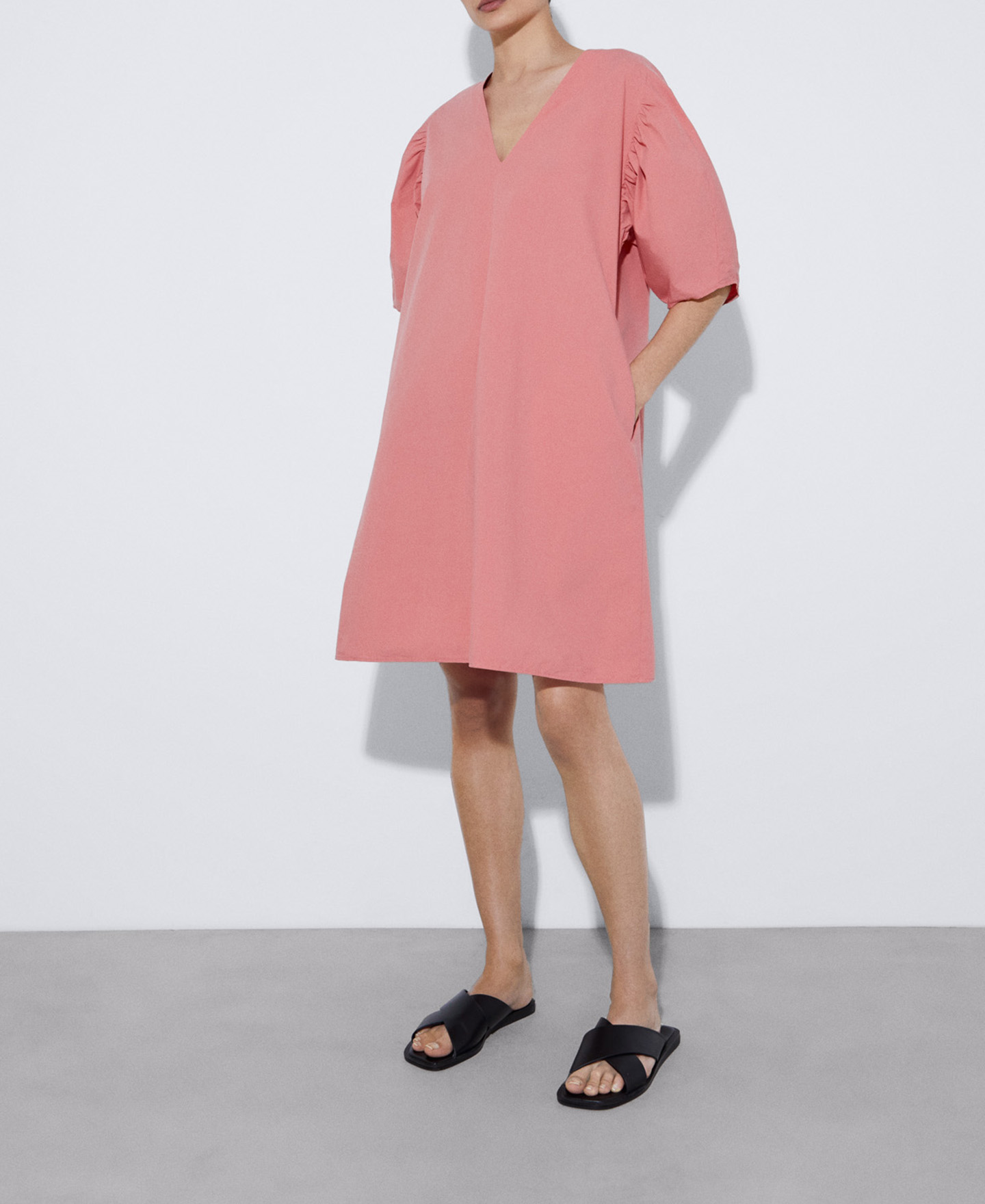Short dress with puffed sleeves image number 1