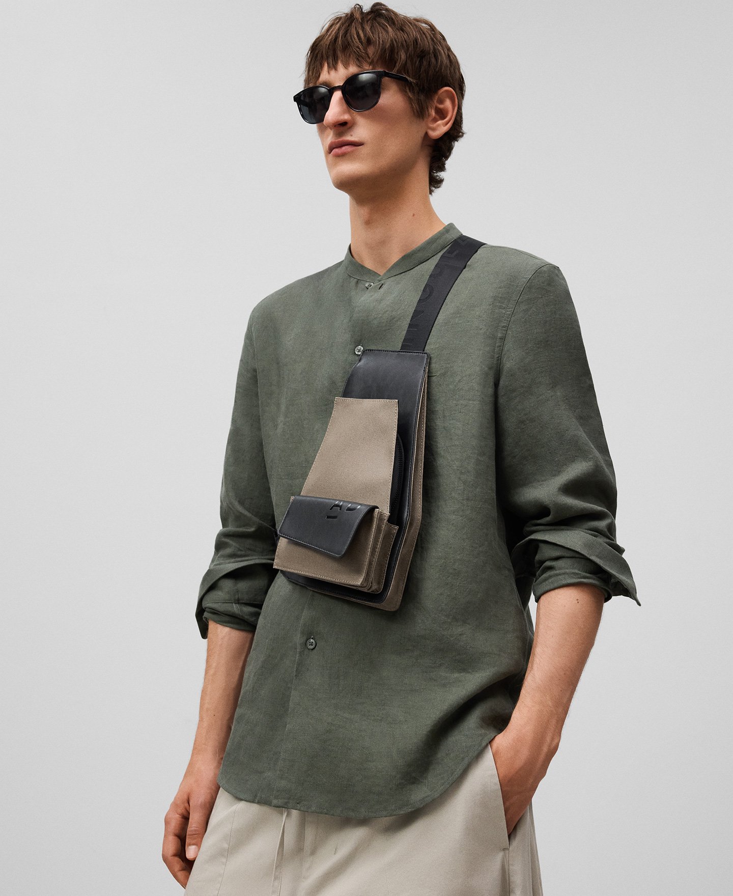 Recycled material crossbody man image number 4
