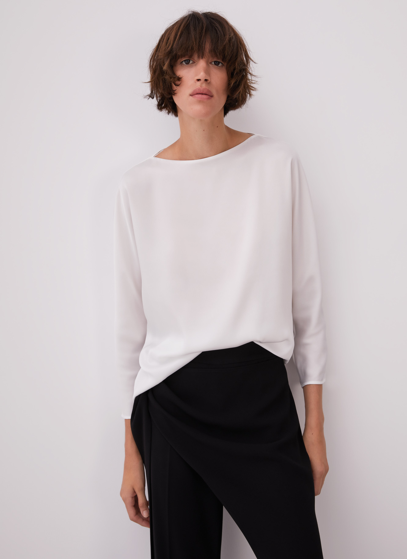 Blusa con escote barco y manga caída image number 0