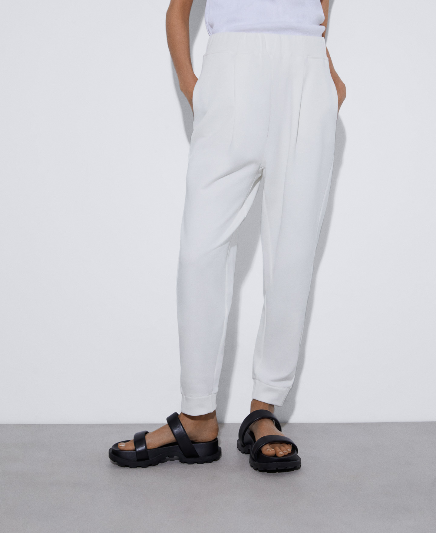 Jogging trousers in responsible cotton image number 0