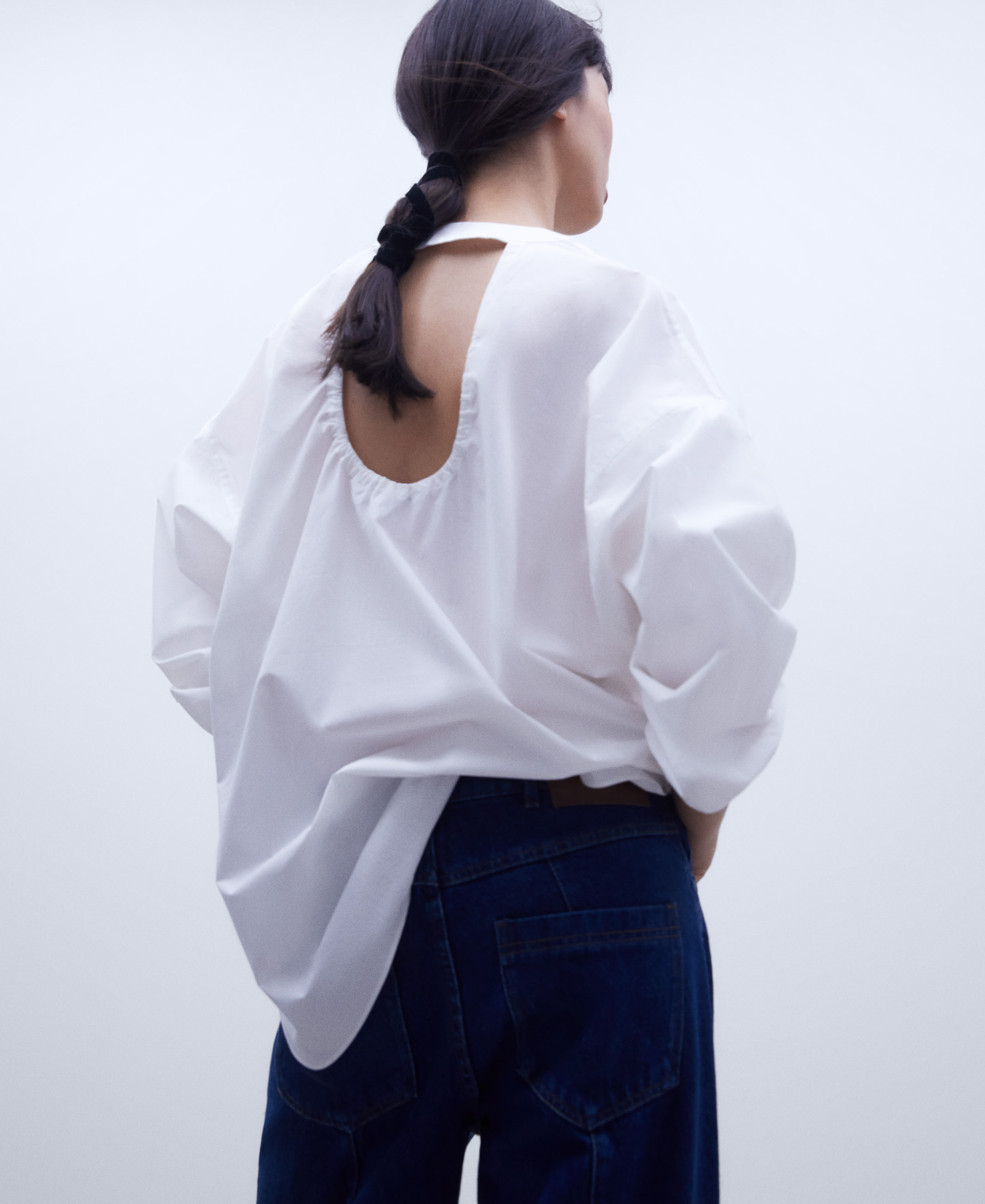 V-neckline cotton shirt image number 2