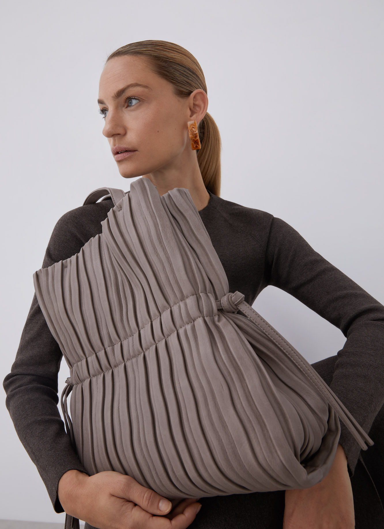 Wrinkle shopper with double strap image number 3