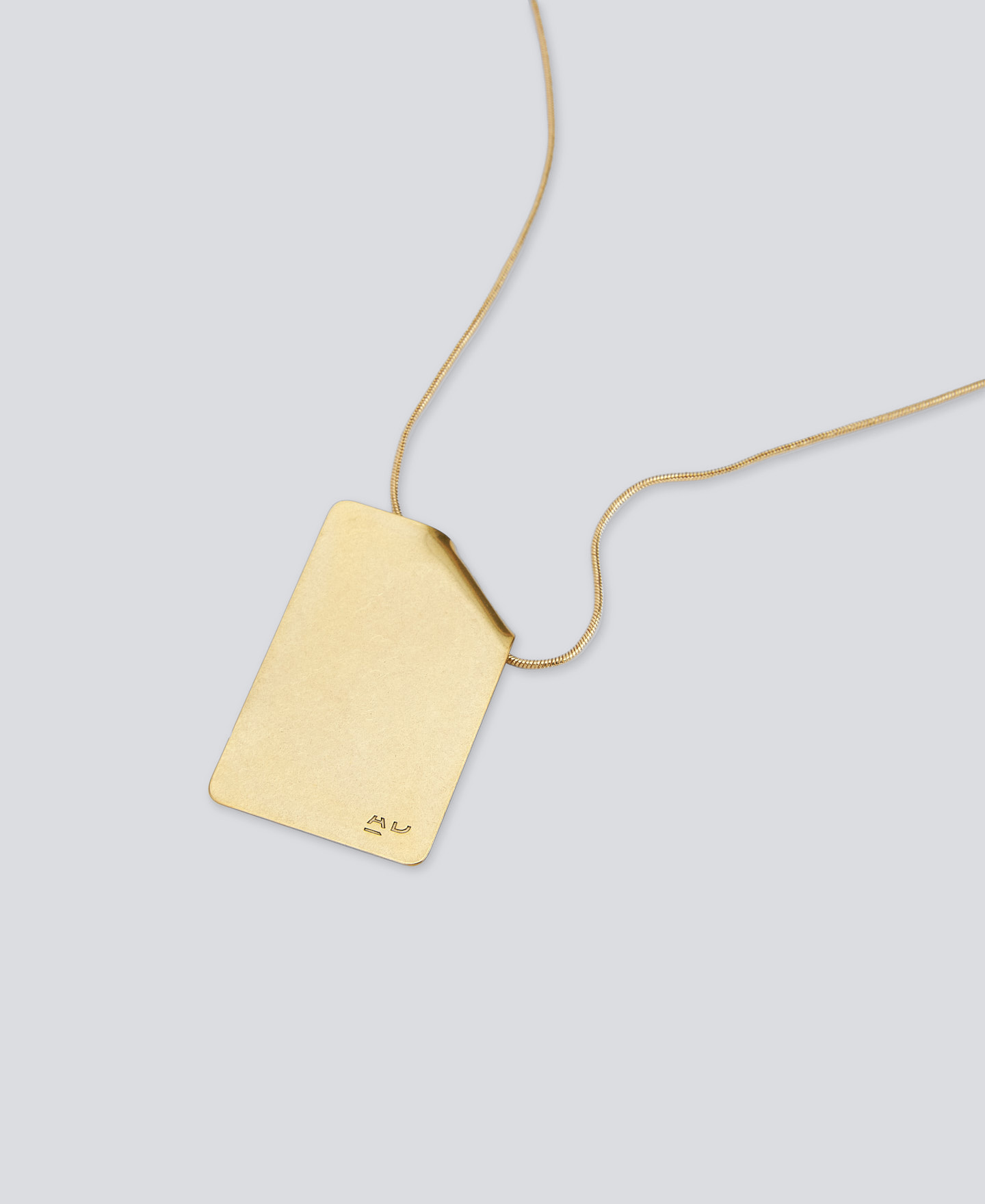 Pendentif femme avec motif lettre dorée image number 1