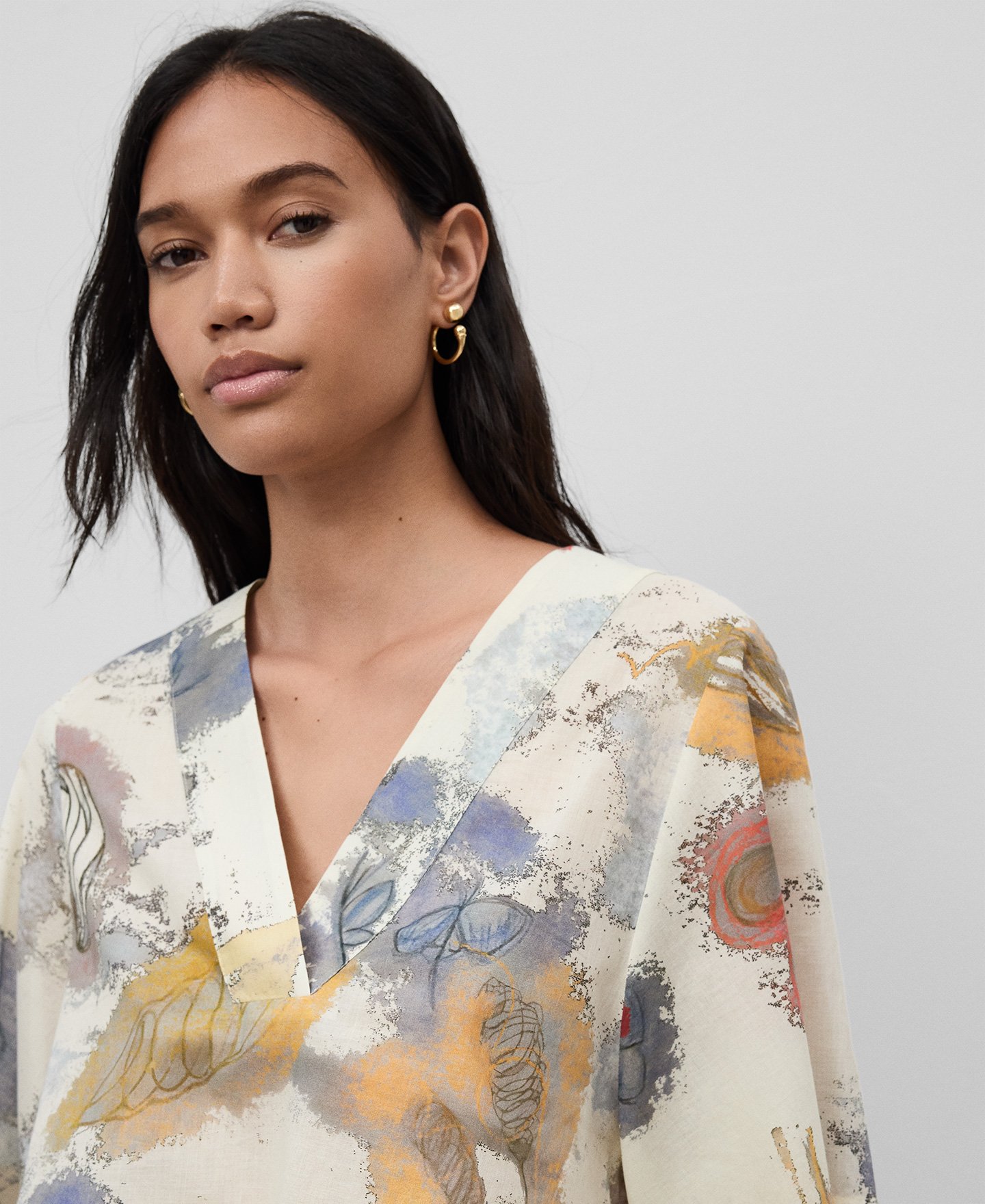 V-neckline printed blouse woman image number 3