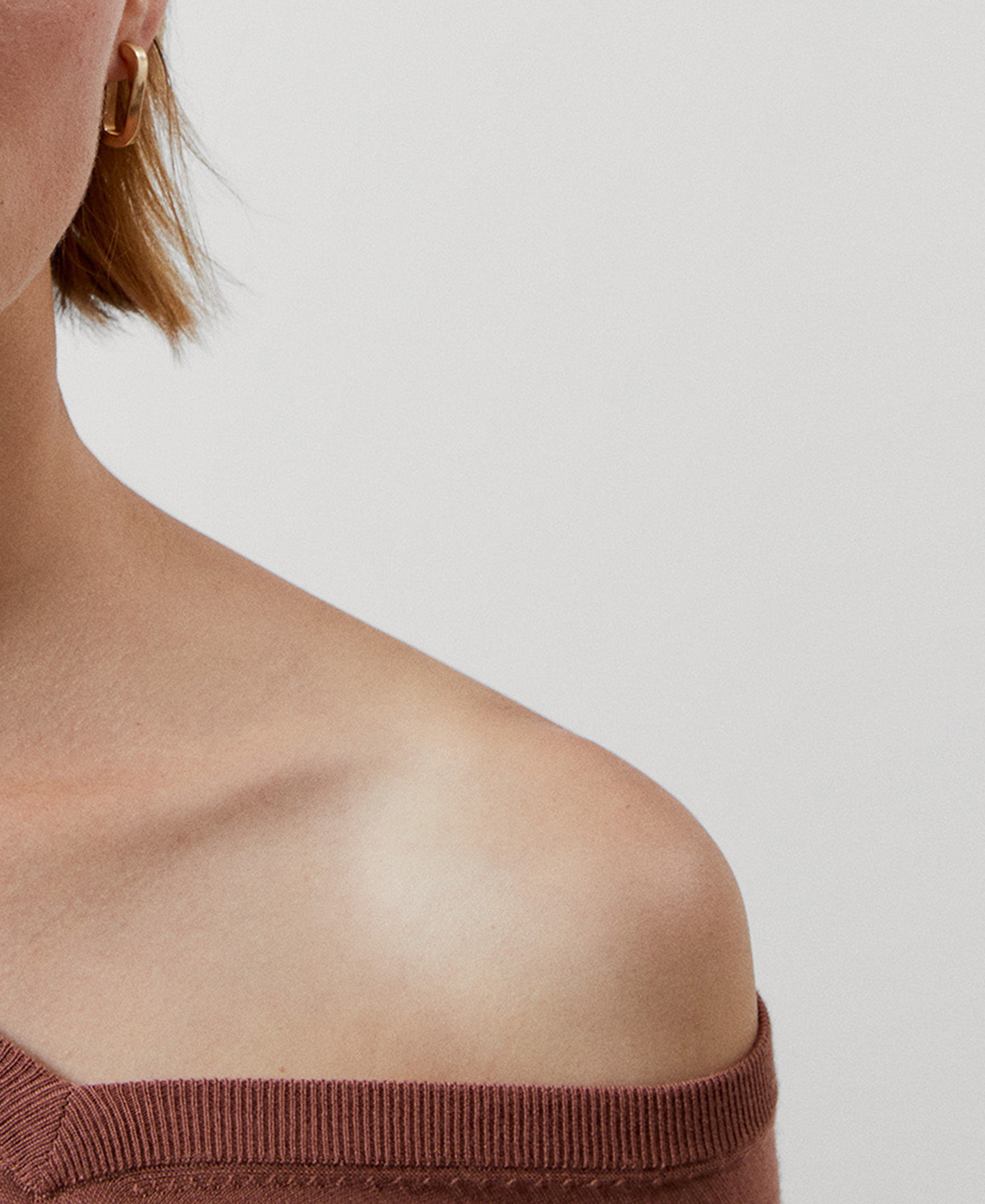 V-neckline merino wool sweater image number 3