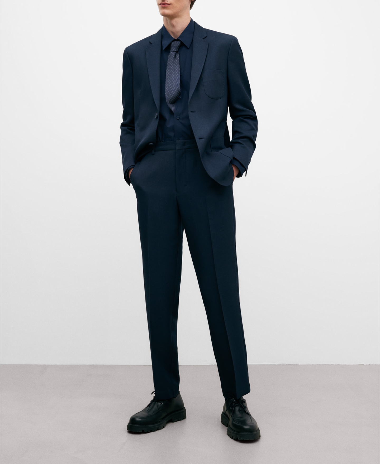 Pantalón sastre azul regular fit hombre image number 1
