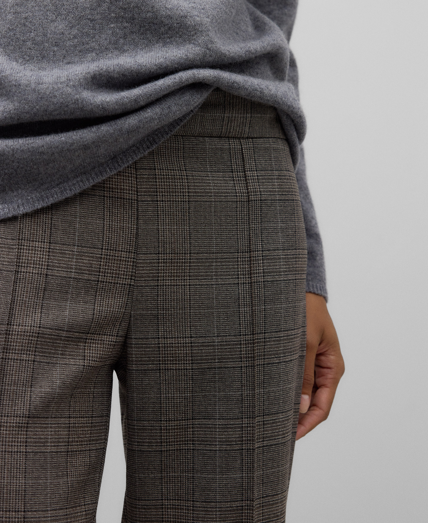 Ankle-length checkered trousers woman image number 3