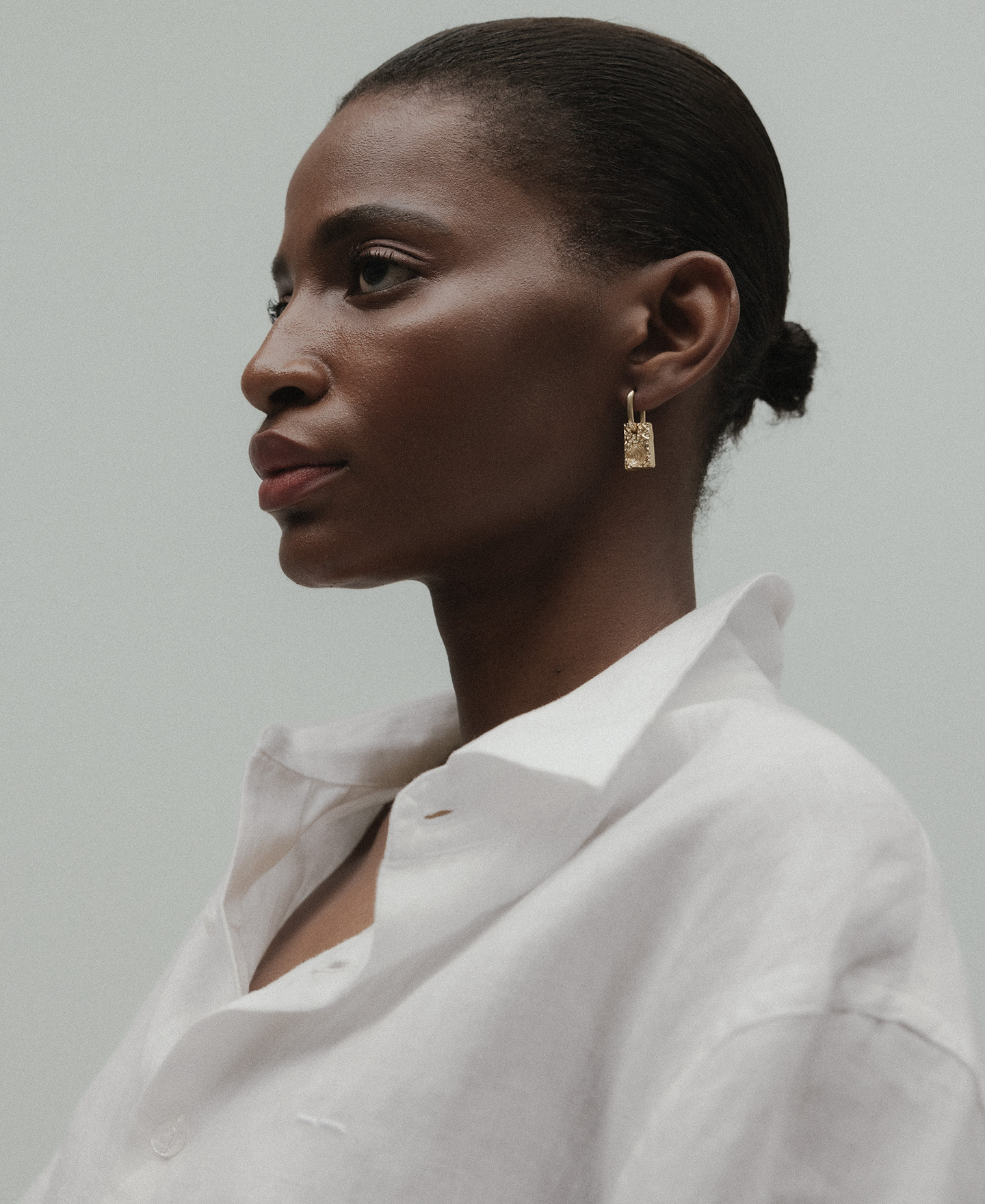 Golden earrings with shell relief woman image number 3