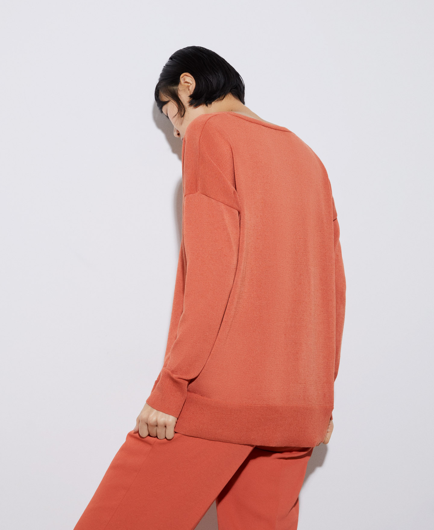 Linen and polyester neckline sweater image number 2