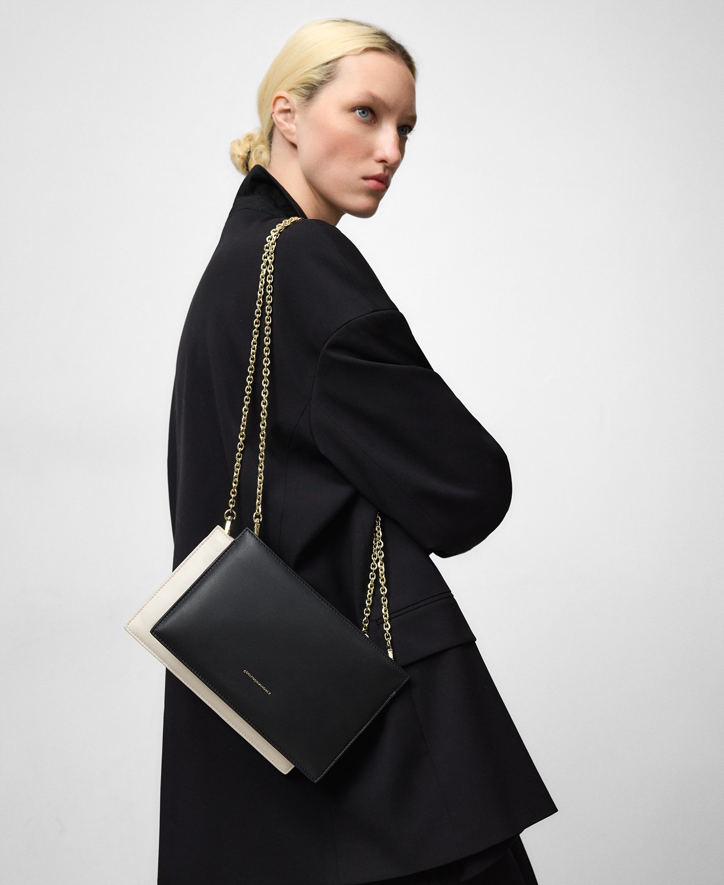 Clutch acolchado piel mujer image number 4