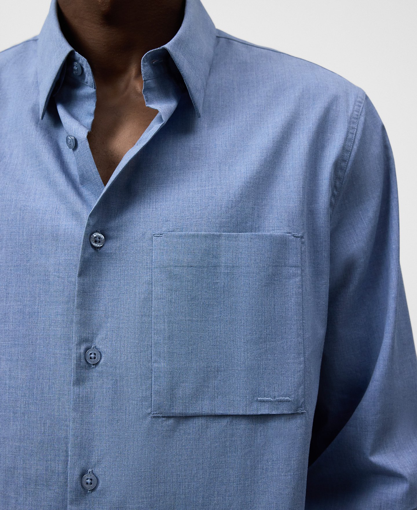 Camisa com bolso e gola com aba para homem image number 3