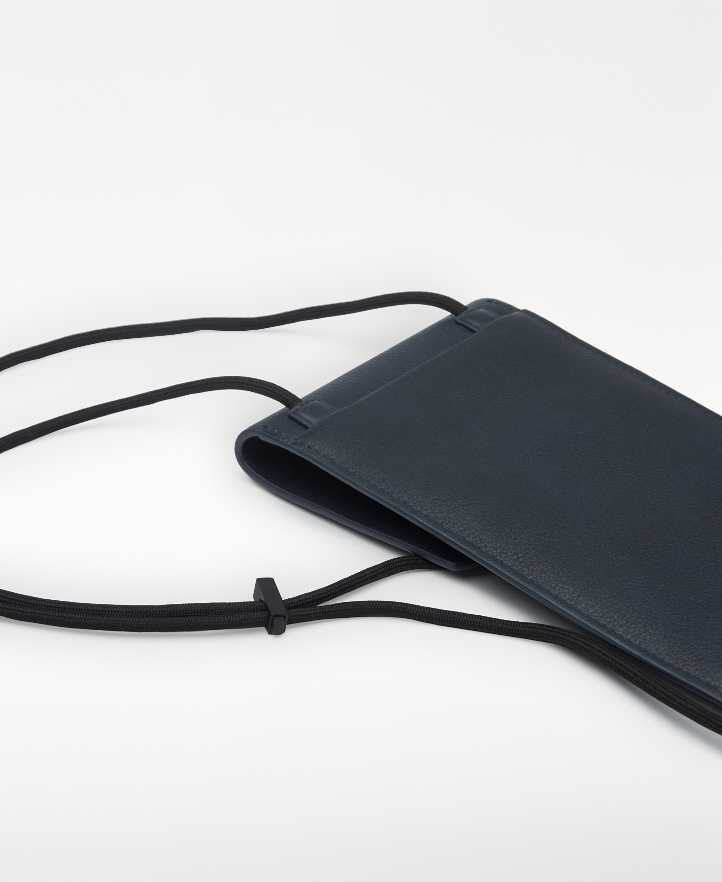 Blue leather mobile phone holder man image number 1