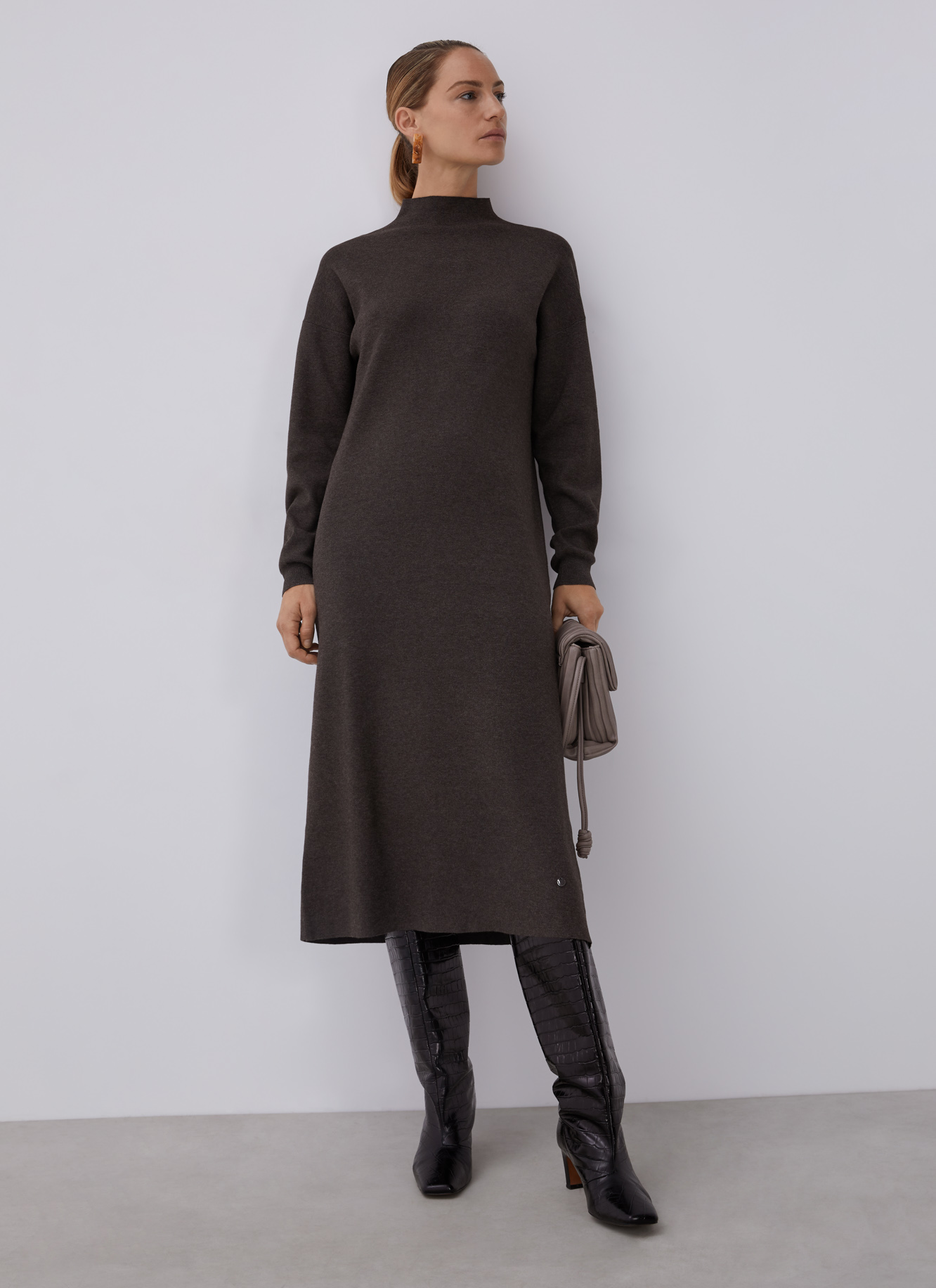 Wide dress in thick-stretch knit image number 5