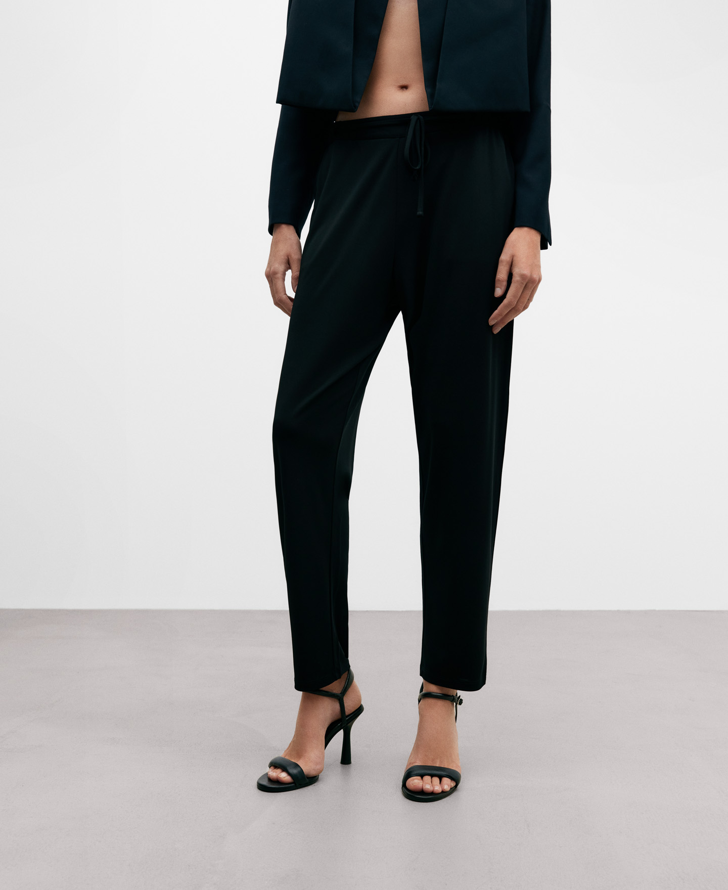 Pantalón jogger negro image number 0