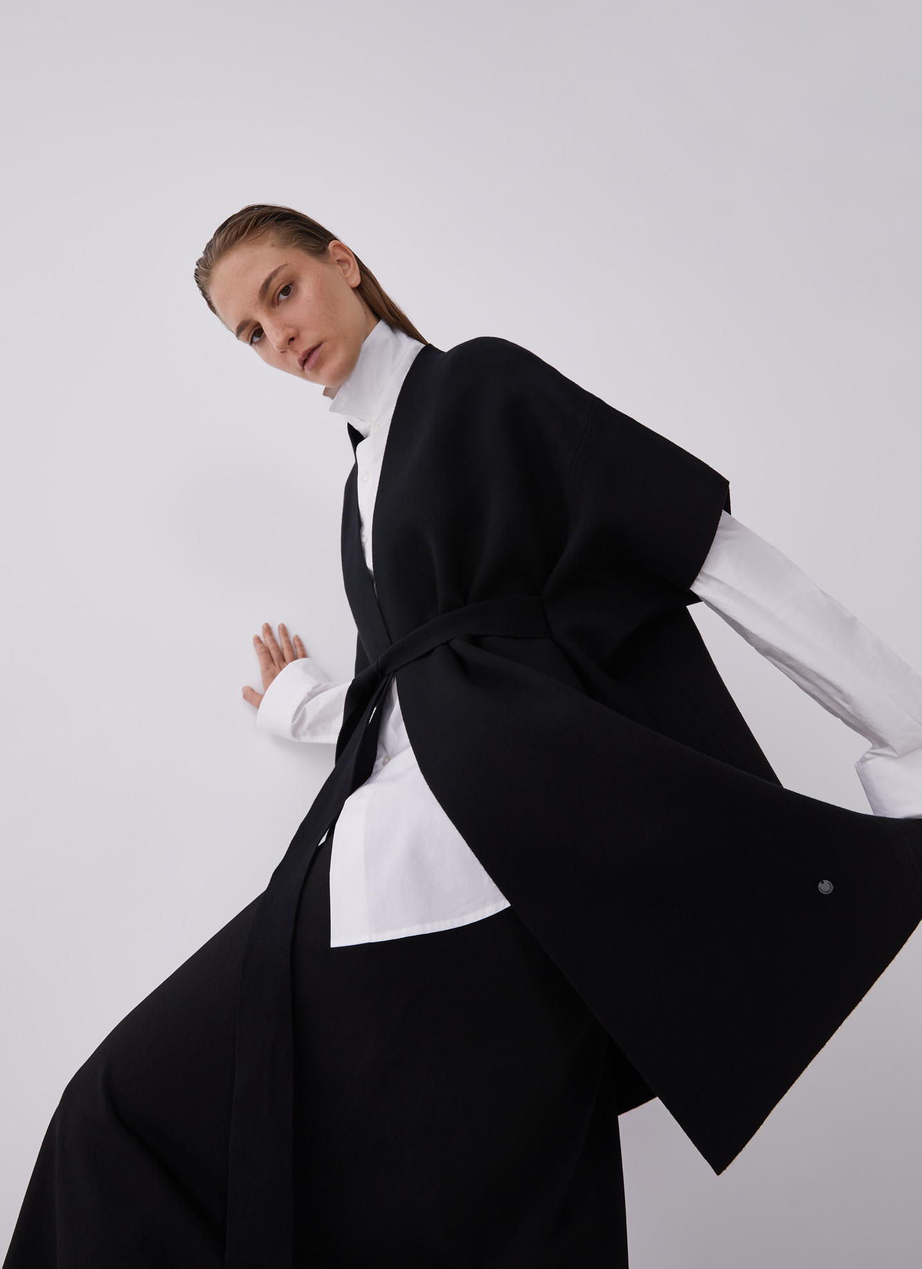 Cerrojillo knit cape image number 2